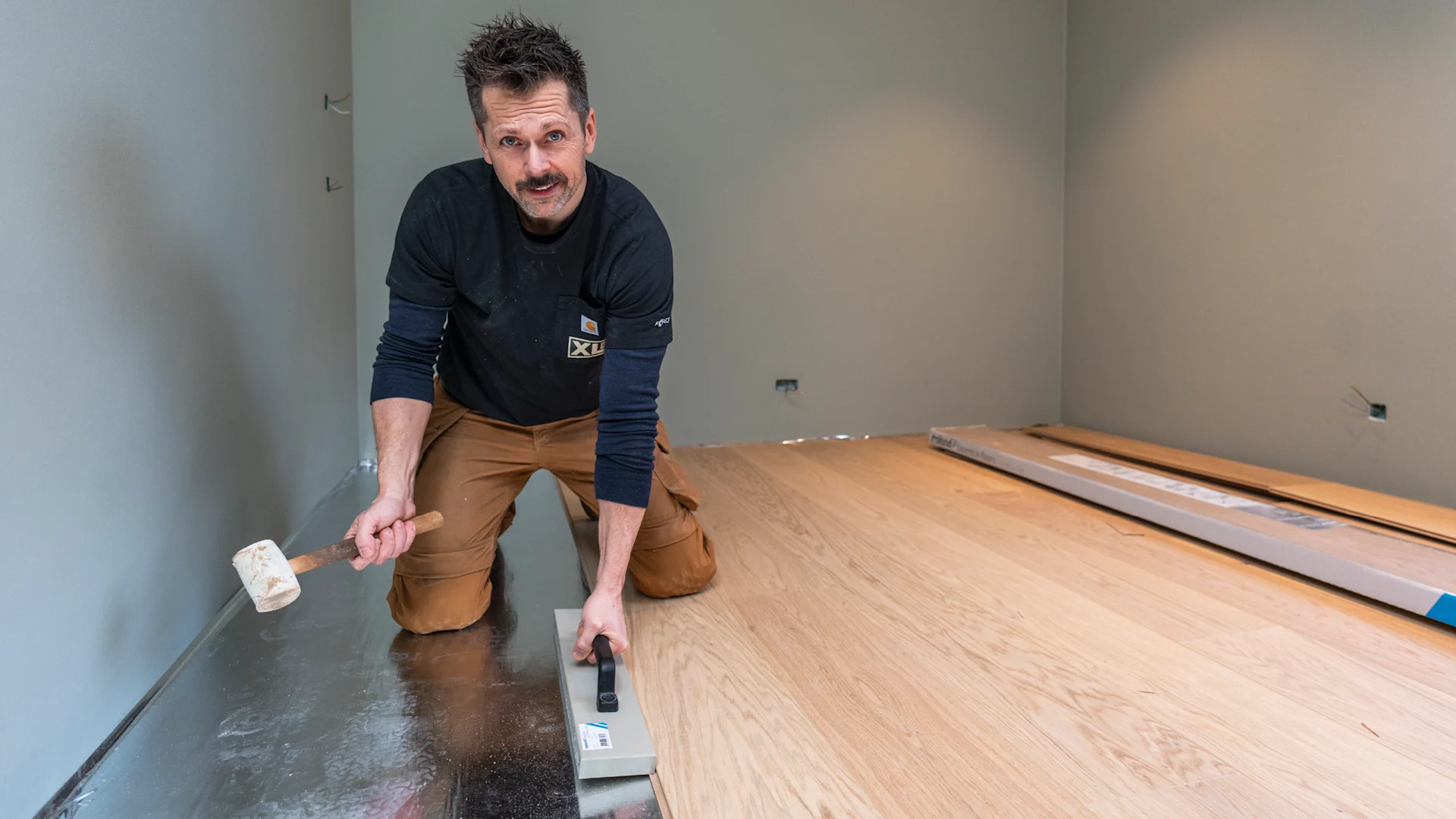 jacob carlsson lægger gulv