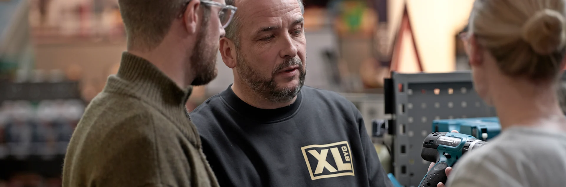 Undersøgelse gennemført af anerkendt analyseinstitut viser, at XL-BYG på femte år scorer højst på kunderådgivning i byggevarebranchen. XL-BYG tager nu kunderne på ordet og ændrer sit slogan til ”XL-BYG gør det ordentligt”.