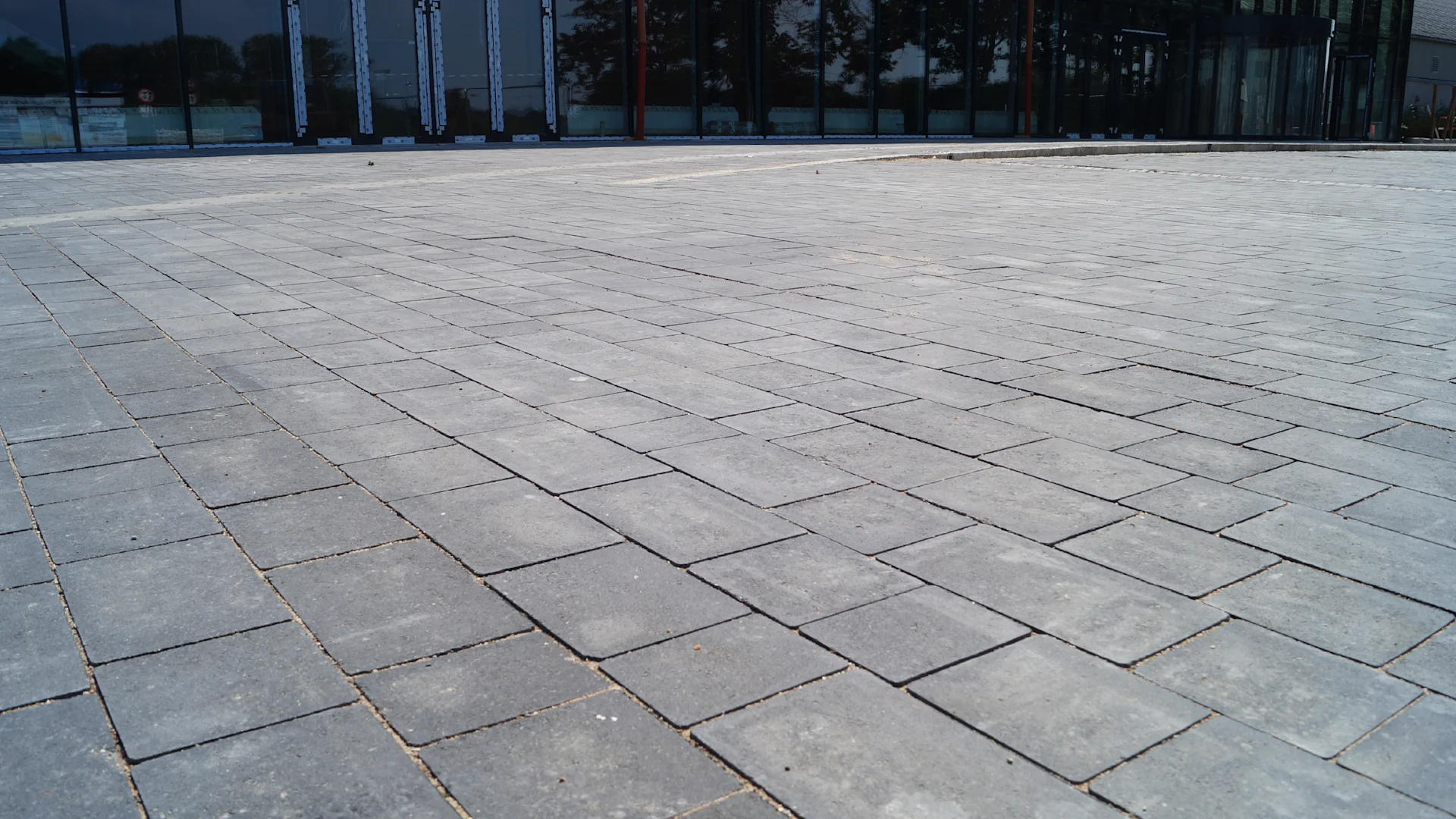 Permeabel belægning med grå fliser