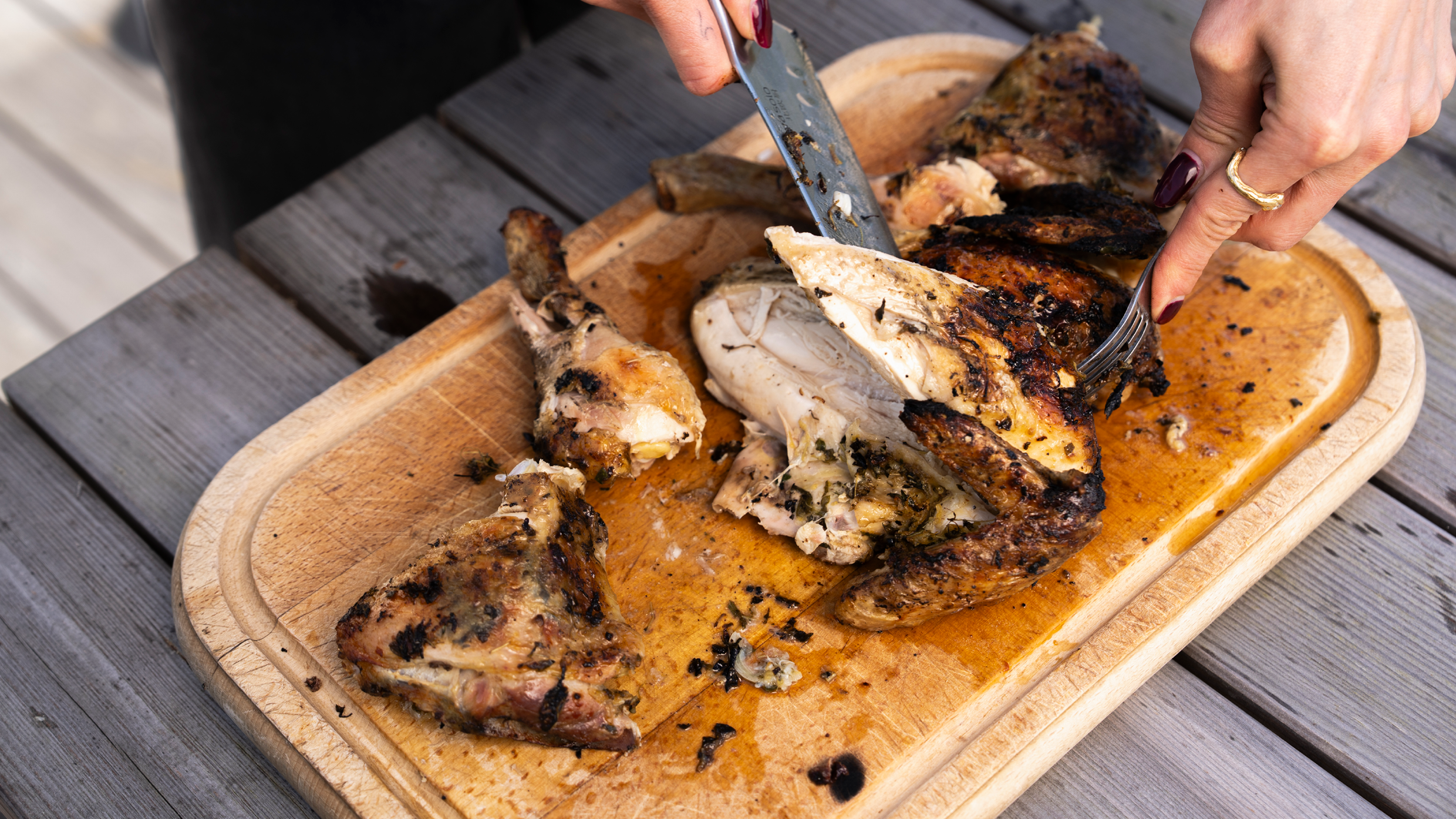 Kyllingen skæres når den er grillet færdig og har hvilet