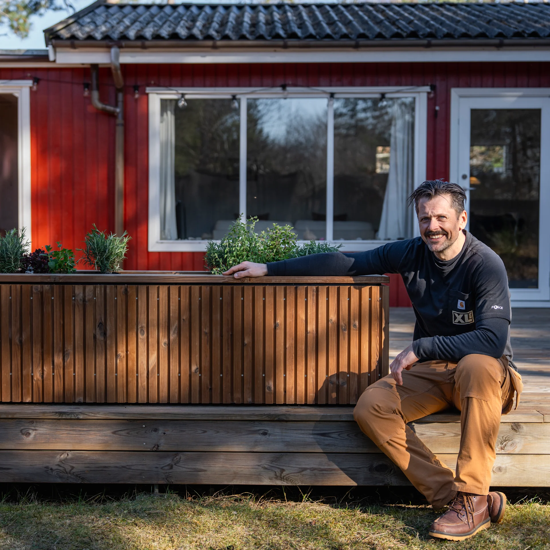 Jacob Carlsson sidder ved Carlssons Plantekasse.