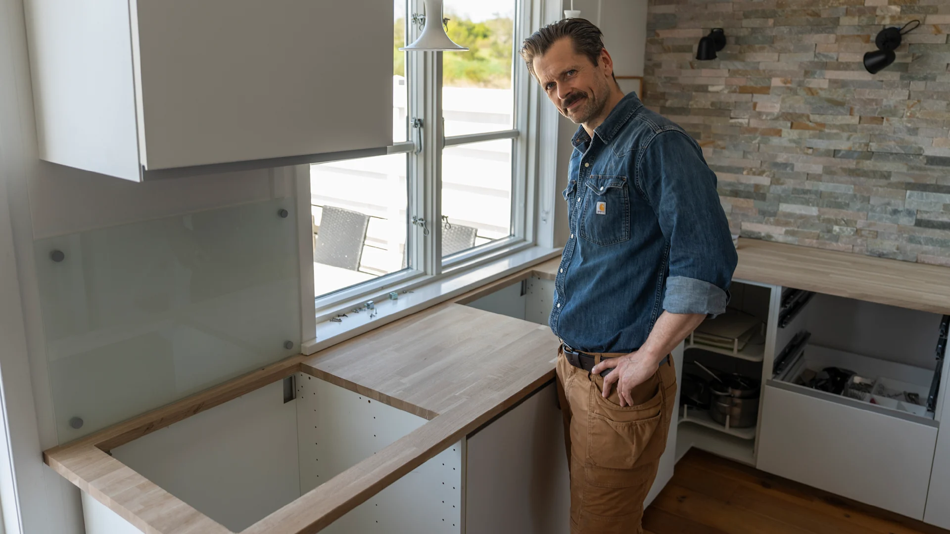 Jacob Carlsson viser, hvordan du udskærer til vask og kogeplade i en bordplade.