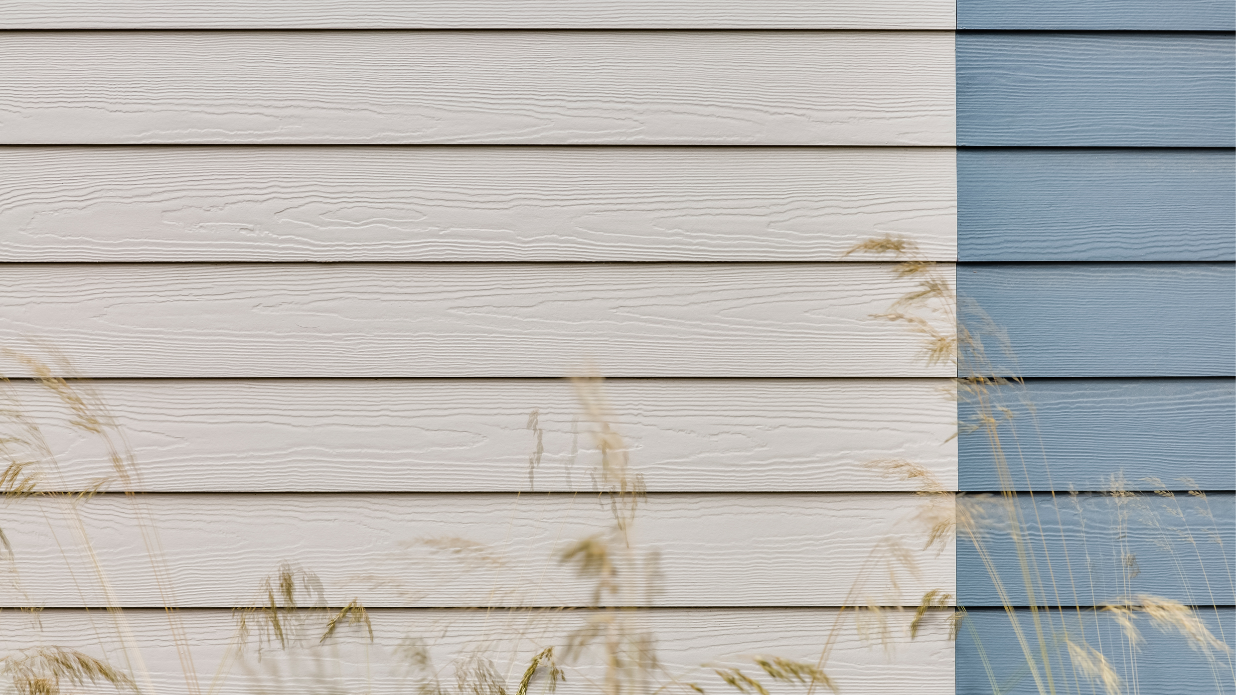 James Hardie tilbyder to forskellige typer facadebrædder i fibercement: Hardie® Plank og Hardie® VL Plank. Begge er robuste, vedligeholdelsesfrie og modstandsdygtige over for det danske vejr – men der er forskel på udseende og montage.