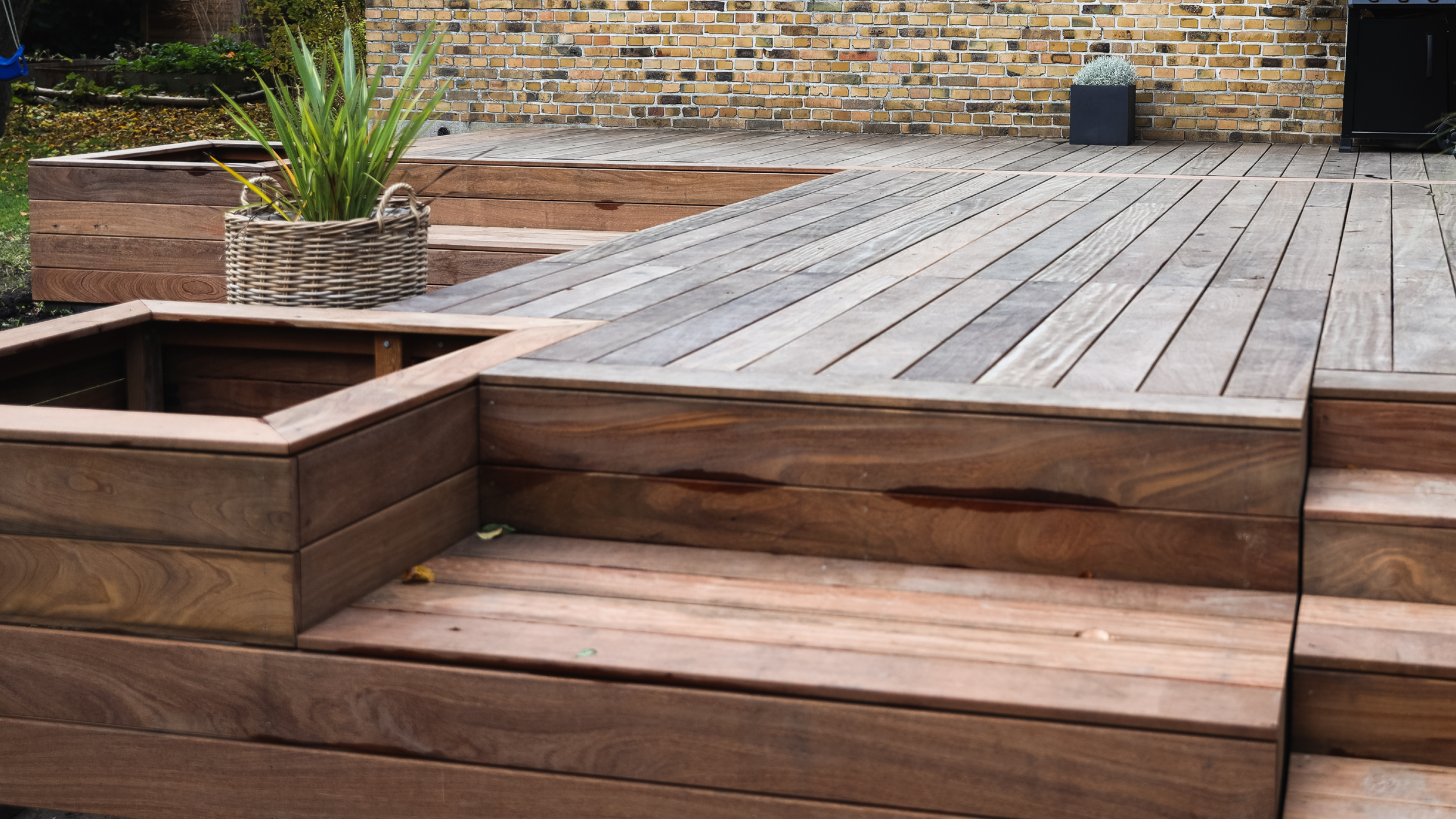 Træterrasse bygget af hårdttræ.