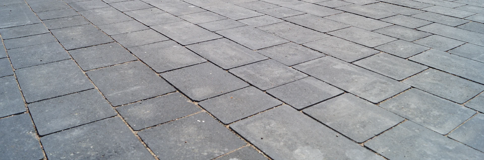 Permeabel belægning med grå fliser