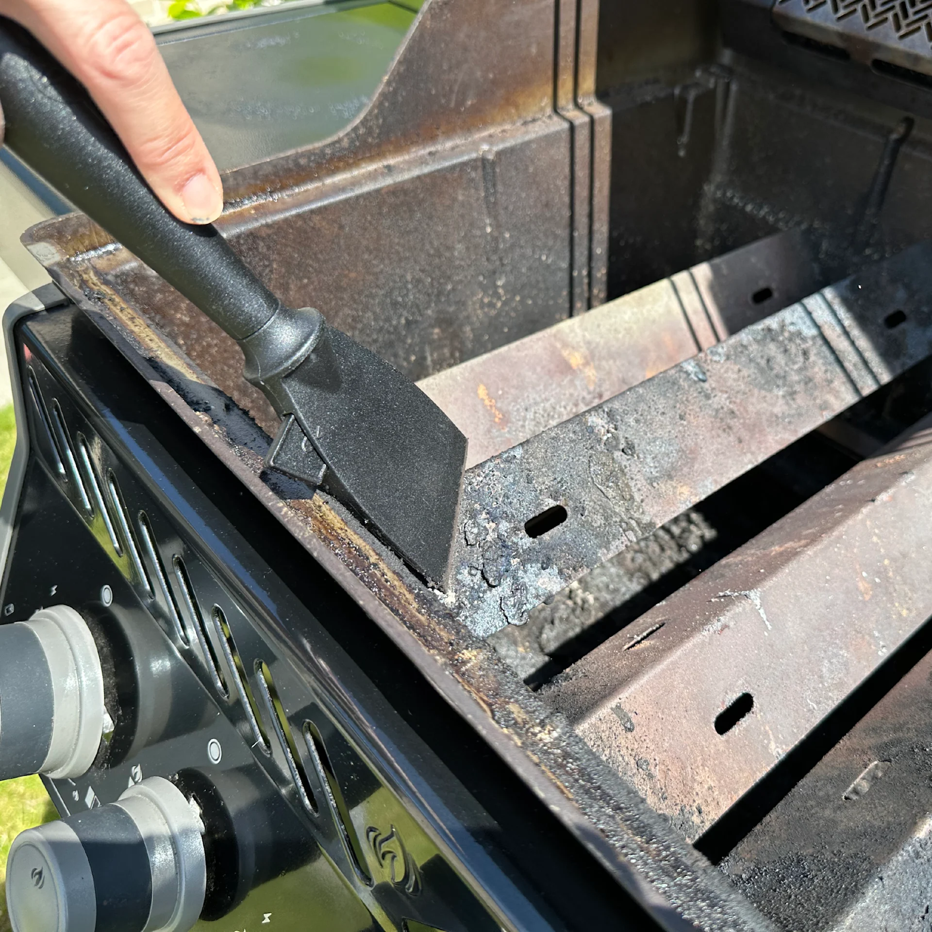 Grillens flavorizer bars skal skrabes rene.