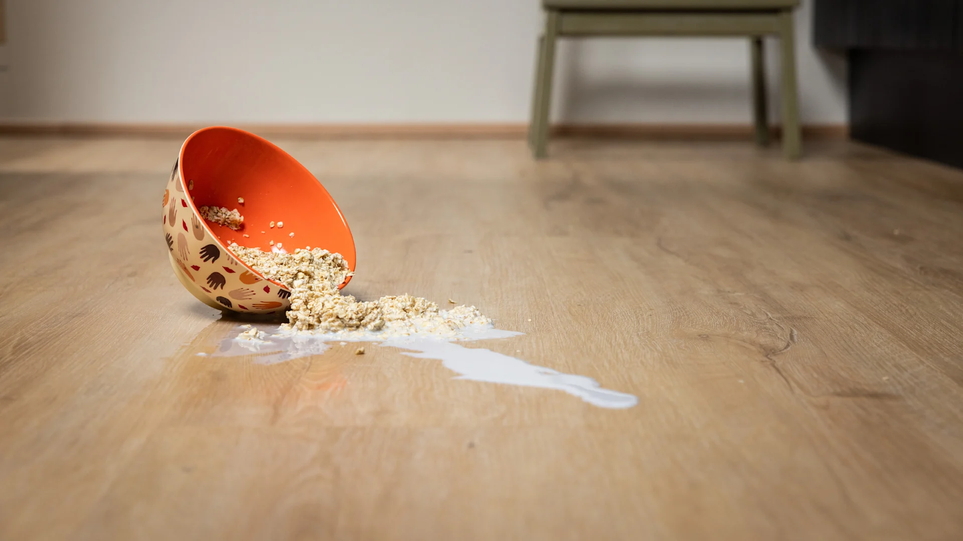 Moland Bastion Vinyl giver et elegant og roligt udtryk i hele hjemmet – perfekt til moderne hjem med åbne planløsninger, hvor køkken, stue og gang flyder sammen