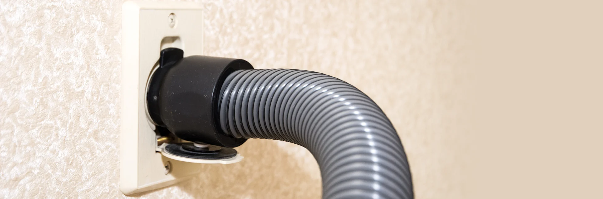 Med Frithiof støvsugning bliver det en fornøjelse at gøre rent. Systemet er baseret på en centralstøvsuger, der er installeret og gemt af vejen på enten loft, i garage eller kælder.