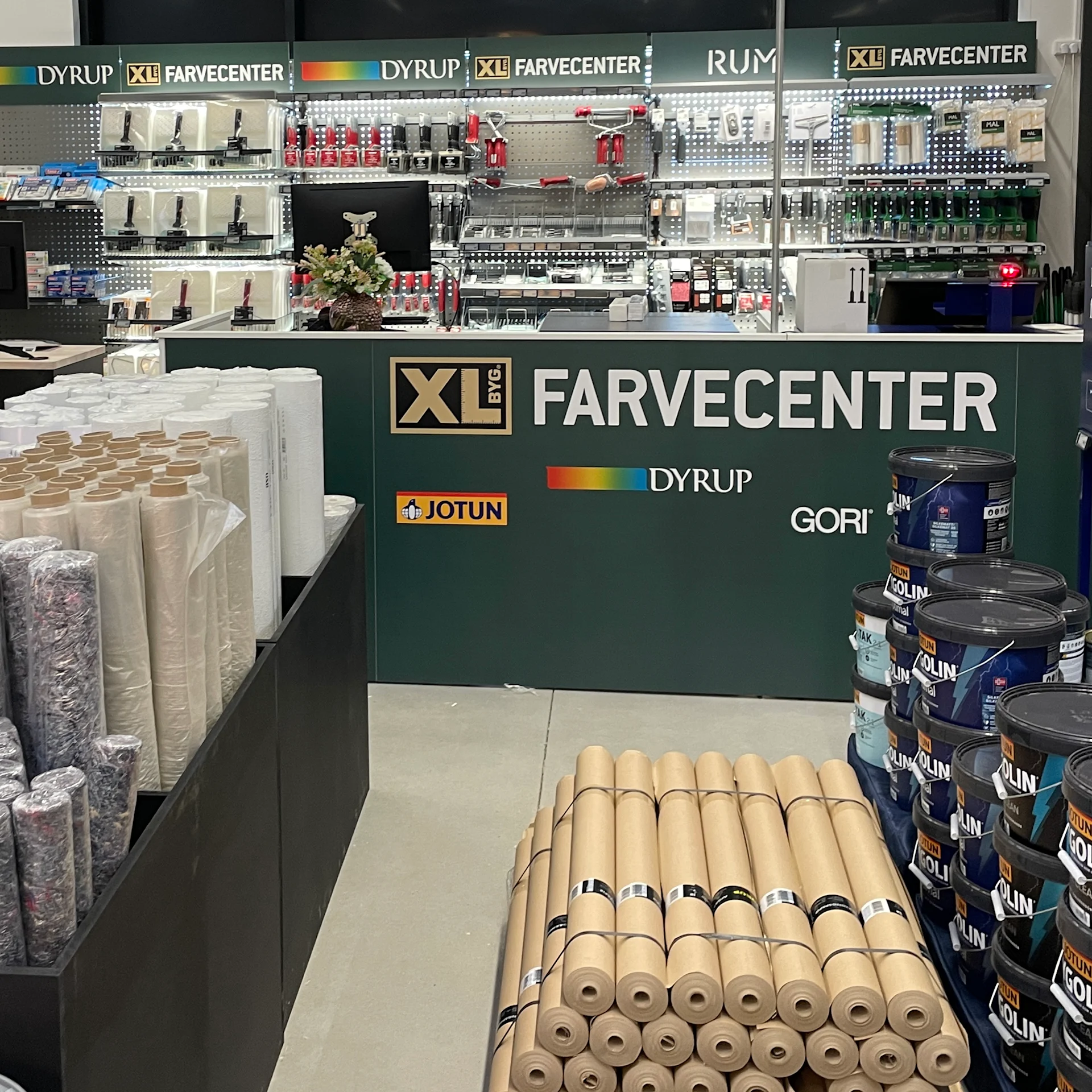 BREDT UDVALG til STÆRKE PRISER i vores Farvecenter