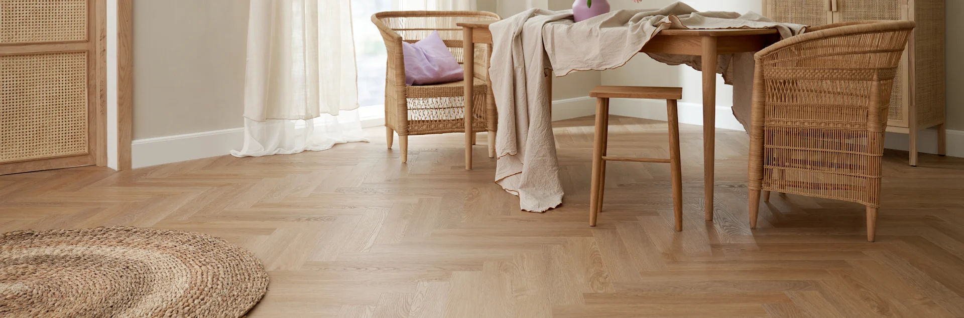 Når du som håndværker rådgiver om valg af gulv, handler det ikke kun om udseende – det handler om at finde en løsning, der fungerer i den virkelighed, kunden lever i.