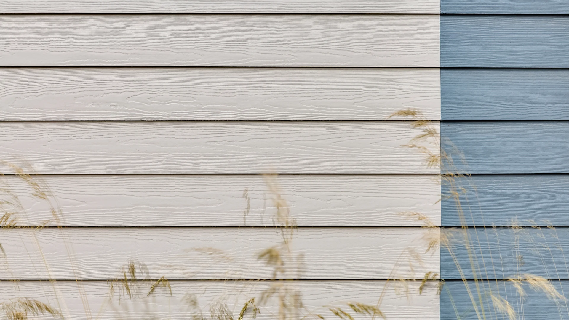 James Hardie tilbyder to forskellige typer facadebrædder i fibercement: Hardie® Plank og Hardie® VL Plank. Begge er robuste, vedligeholdelsesfrie og modstandsdygtige over for det danske vejr – men der er forskel på udseende og montage.