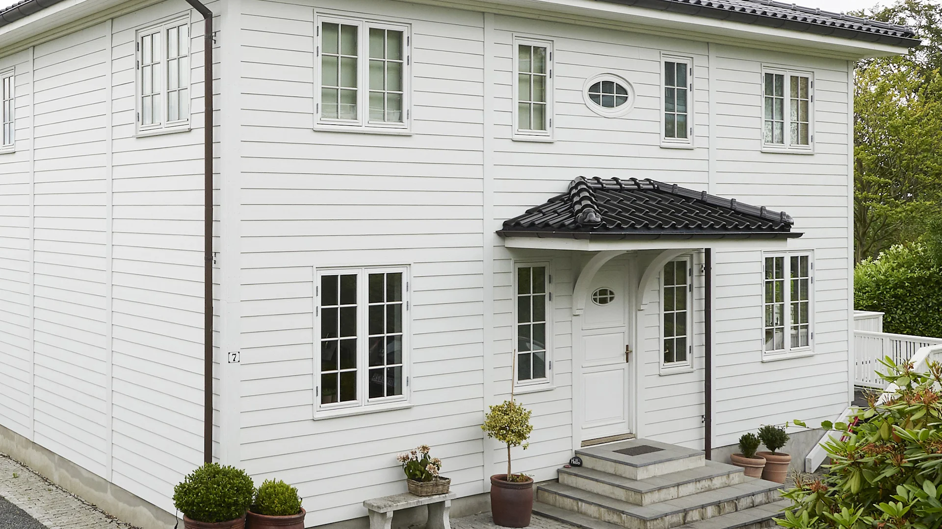 James Hardie tilbyder to forskellige typer facadebrædder i fibercement: Hardie® Plank og Hardie® VL Plank. Begge er robuste, vedligeholdelsesfrie og modstandsdygtige over for det danske vejr – men der er forskel på udseende og montage.