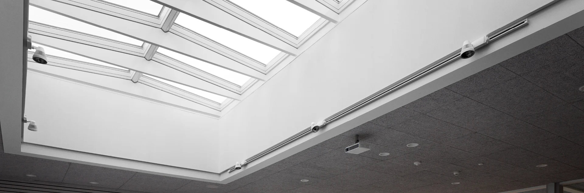 I forbindelse med en større renovering og udvidelse af Roskilde Katedralskole er der installeret 50 VELUX ovenlysmoduler fordelt på to rytterlys-løsninger.