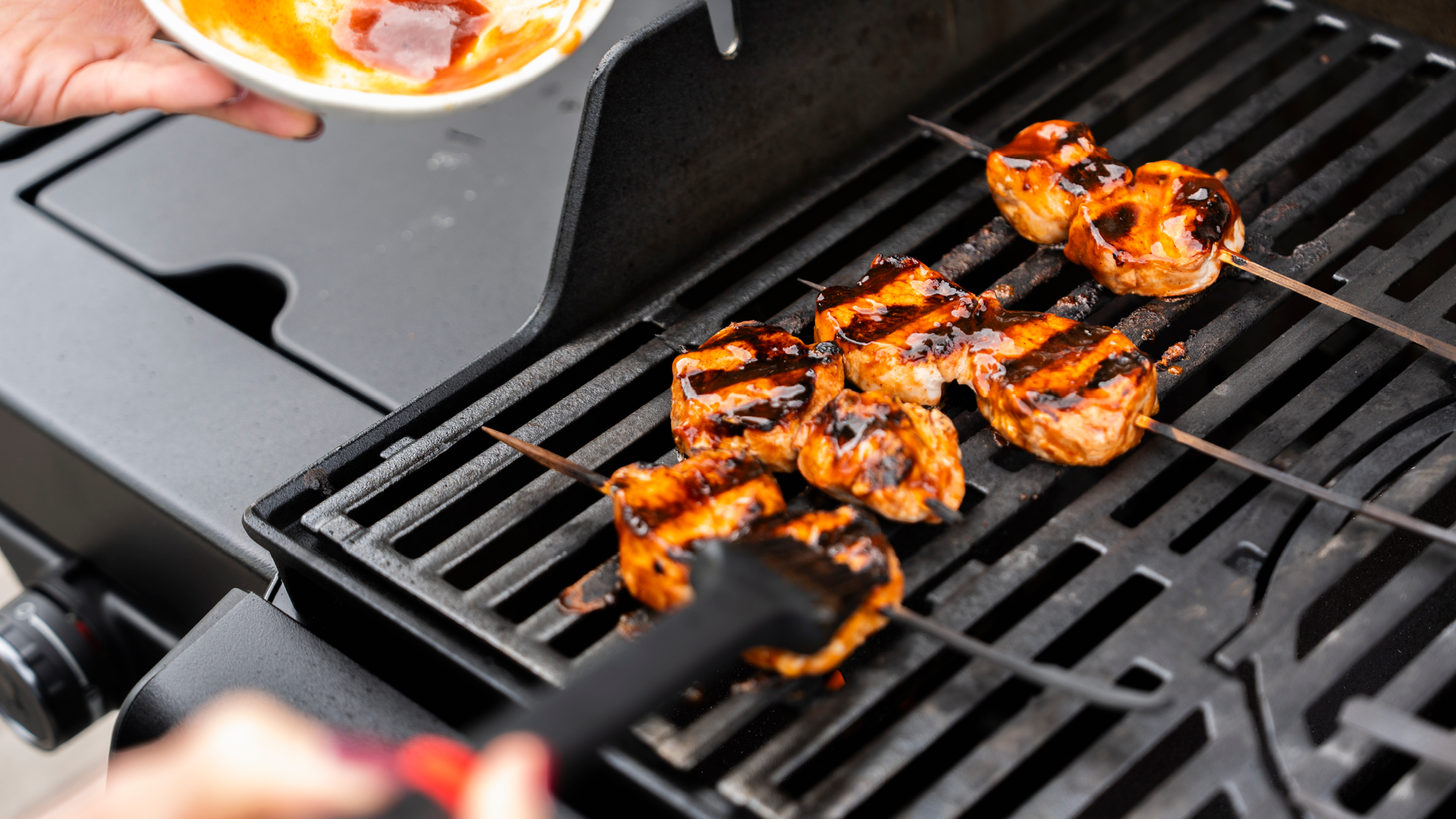 BBQ marinade på kød der grilles