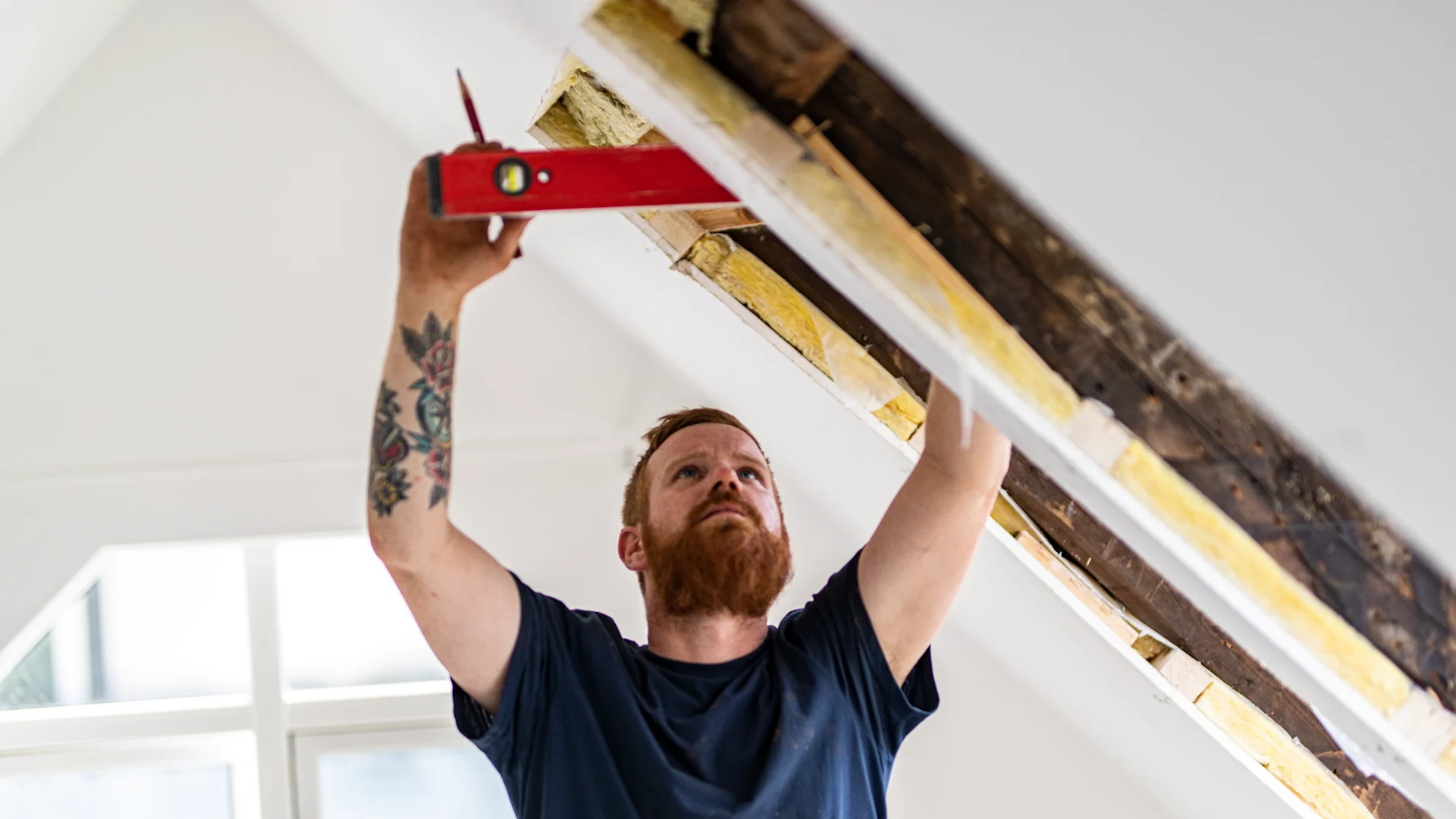 Mand monterer VELUX vindue