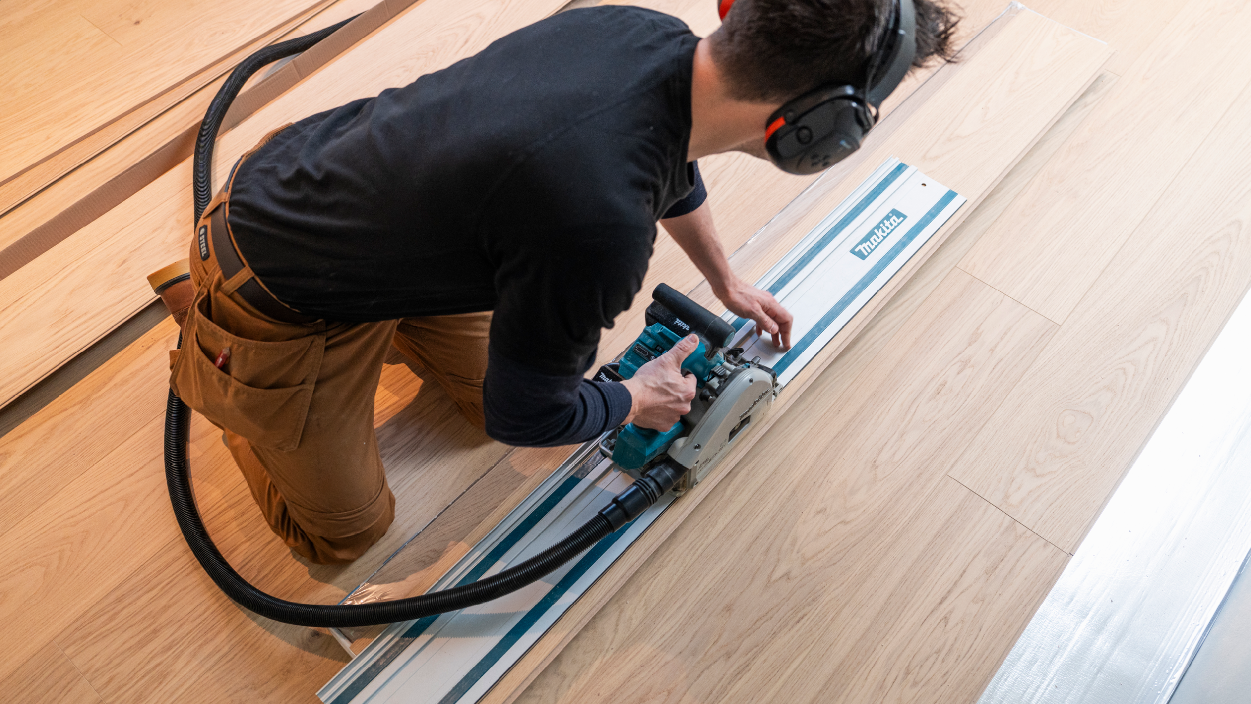 jacob carlsson tilpasser gulvbræt med dyksav