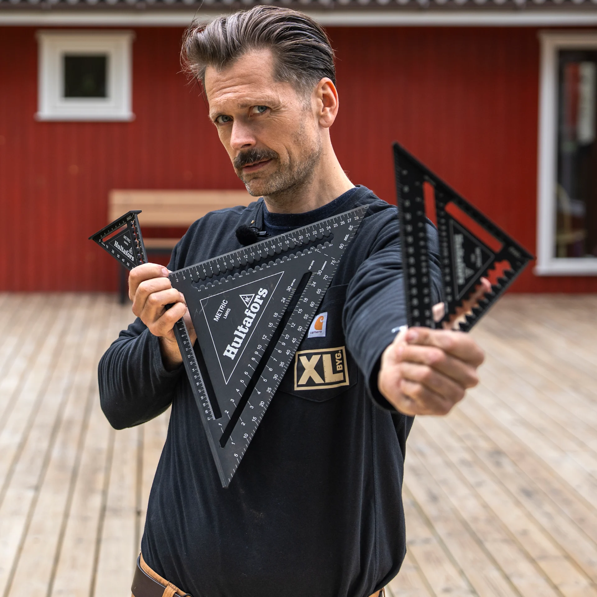 Jacob Carlsson viser tre modeller af Hultafors Speedvinkel