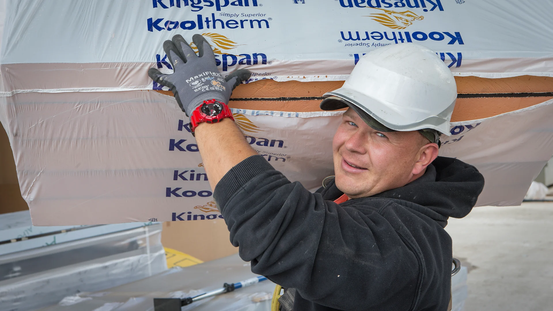 Kingspan Kooltherm isoleringsplader er fremstillet af hårdt fenolskum, har en fiberfri kerne og er meget lette i vægt. 