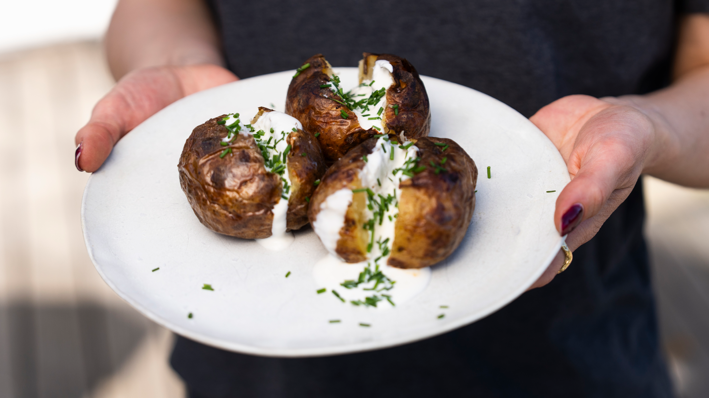 Bagte kartofler serveres