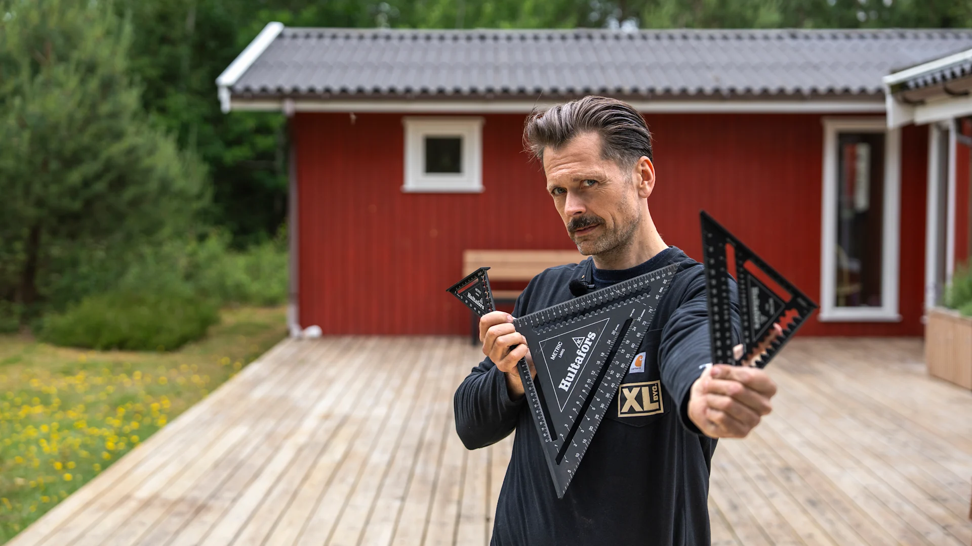 Jacob Carlsson viser tre modeller af Hultafors Speedvinkel