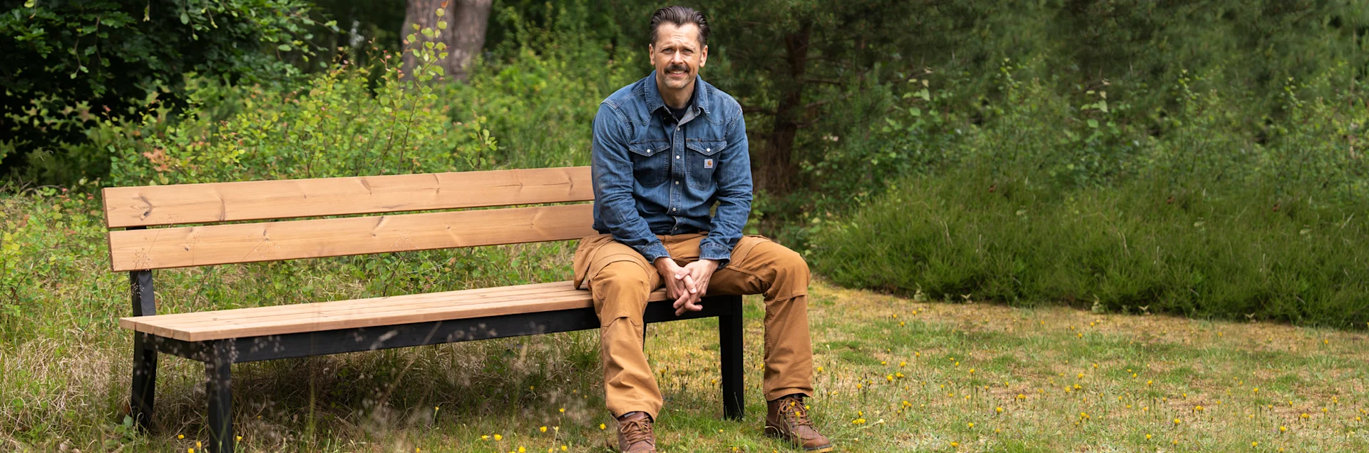 Jacob Carlsson sidder på færdig Carlssons Bænk.