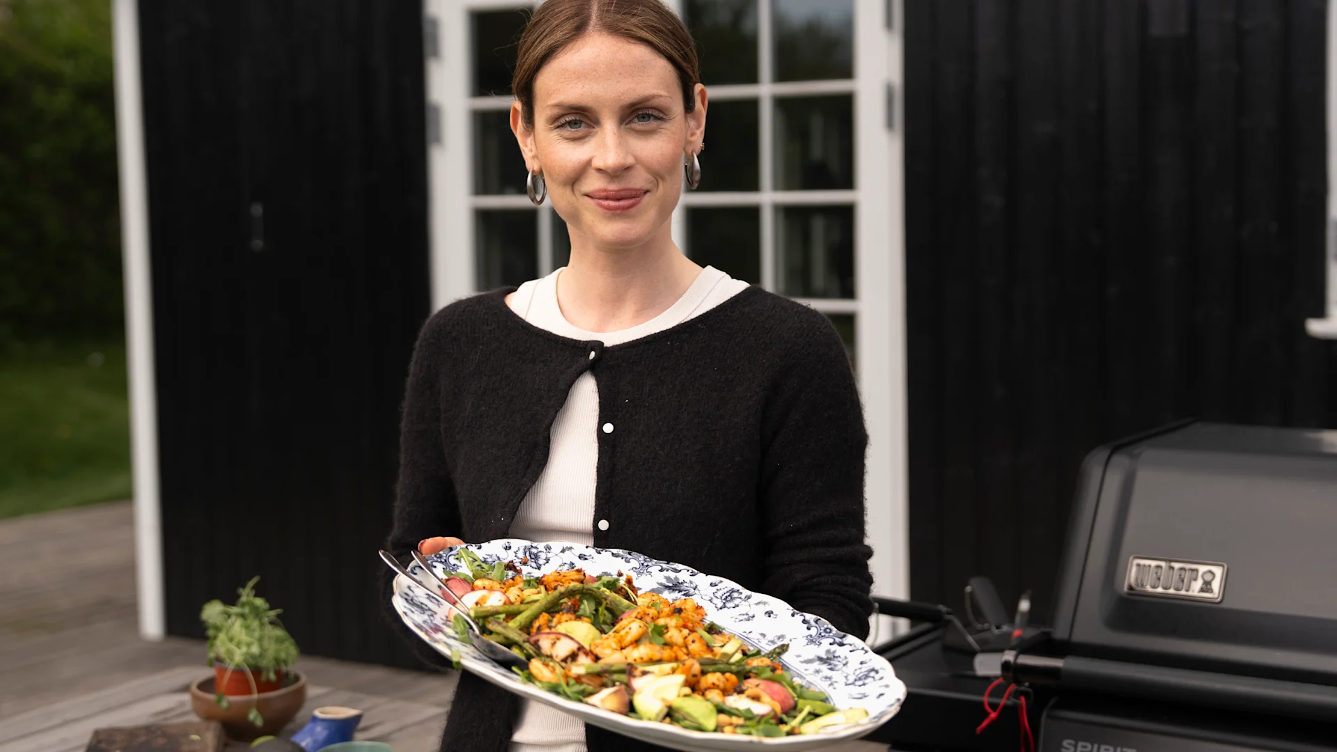 Salat med tigerrejer, asparges og grillet fersken