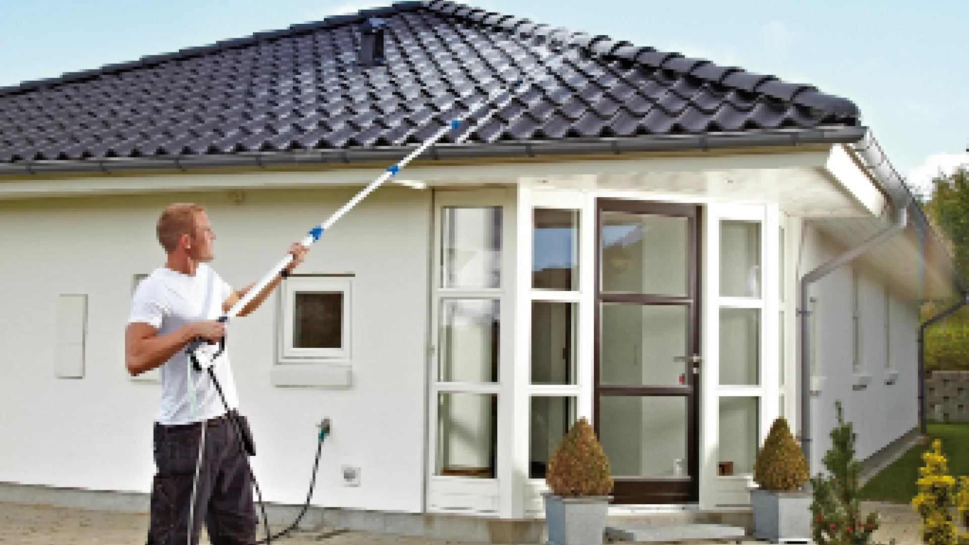 Køb en tagrenser som ekstraudstyr til din højtryksrenser, og rens dit tag helt enkelt uden stige.