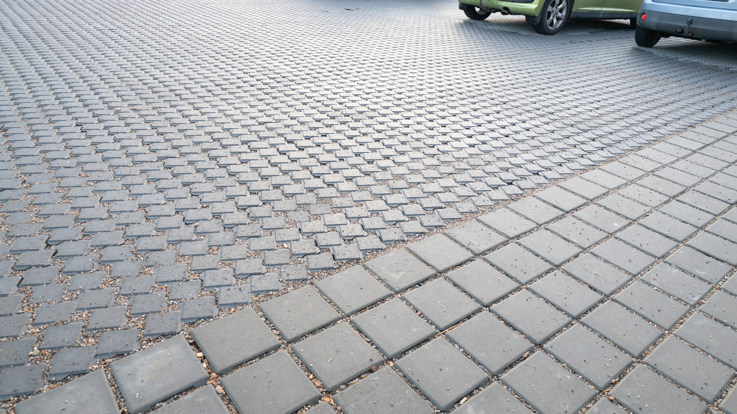 Permeabel belægning i forskellige størrelse fliser 