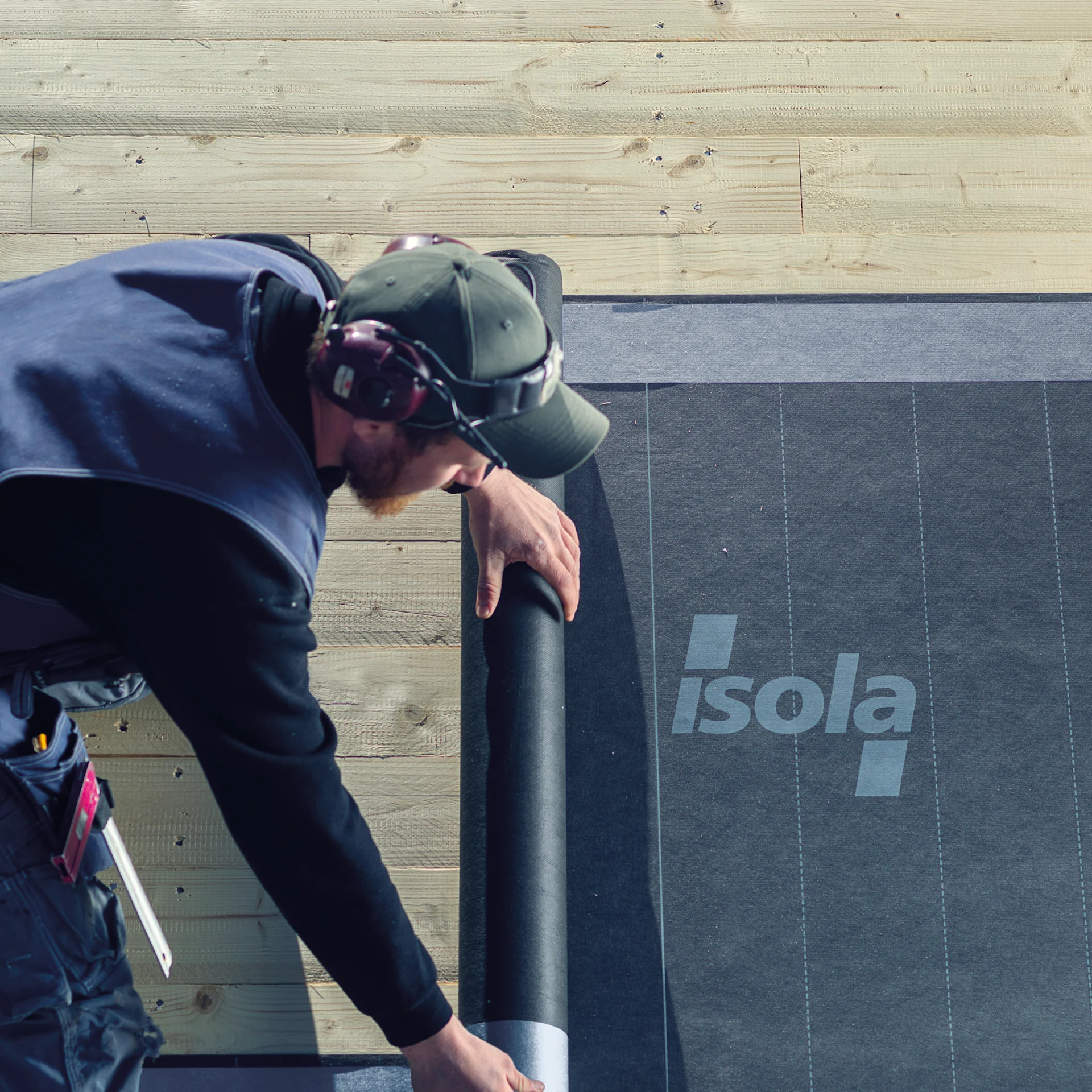 Håndværker monterer Isola Isosteel.