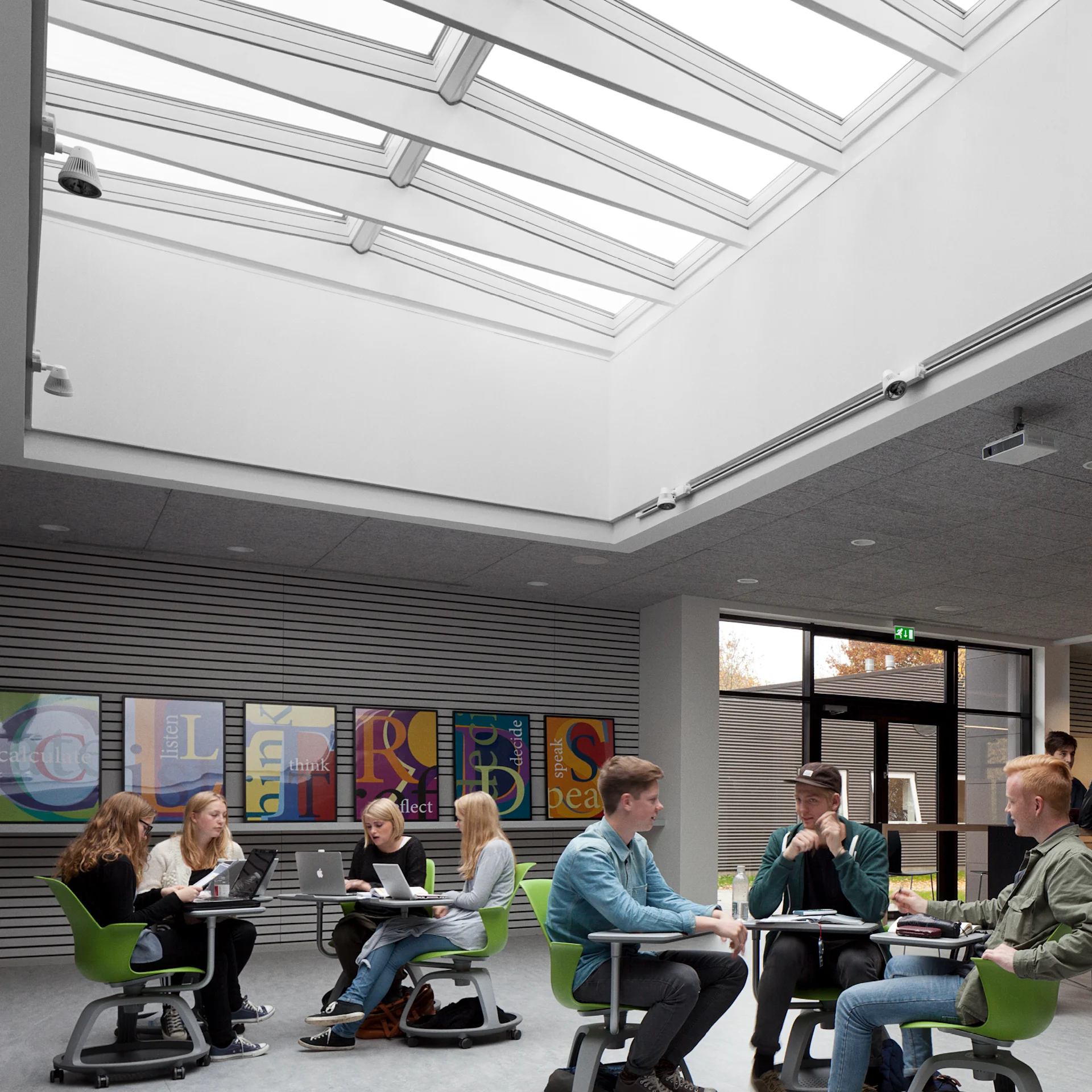 I forbindelse med en større renovering og udvidelse af Roskilde Katedralskole er der installeret 50 VELUX ovenlysmoduler fordelt på to rytterlys-løsninger.