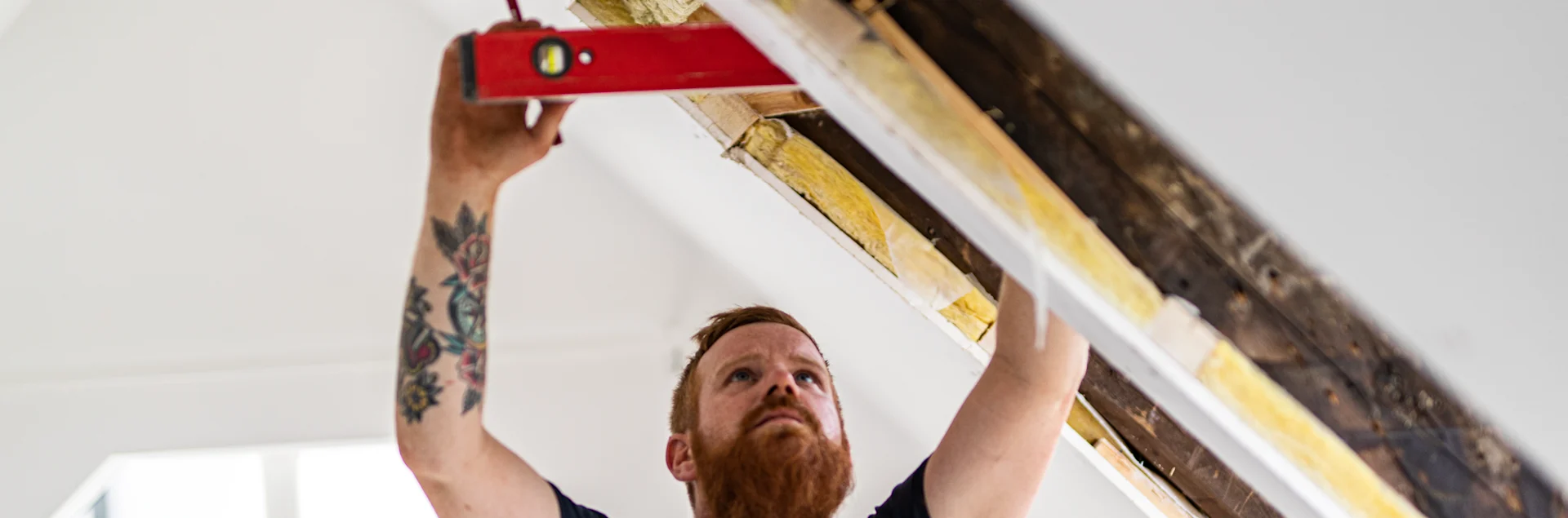 Mand monterer VELUX vindue