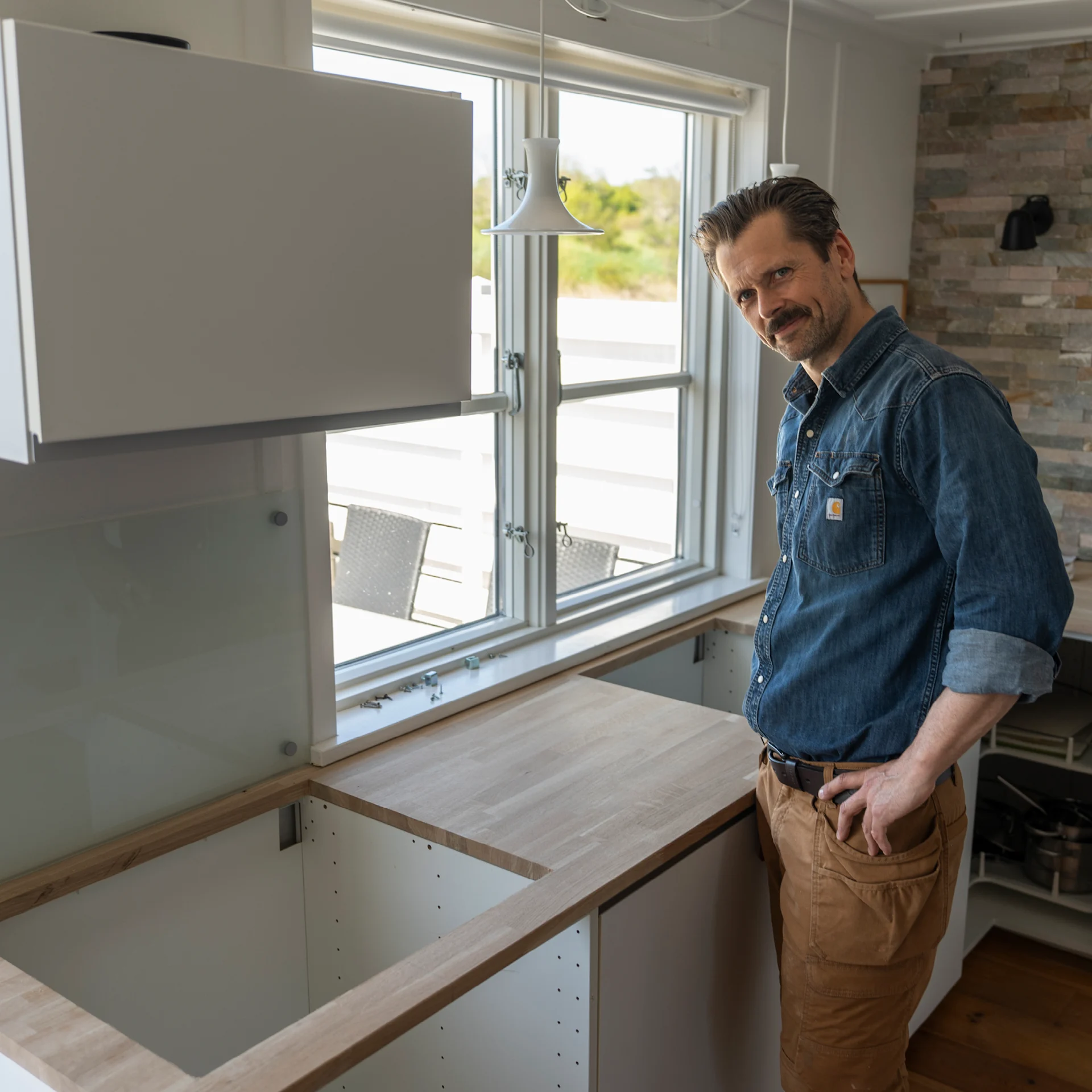 Jacob Carlsson viser, hvordan du udskærer til vask og kogeplade i en bordplade.