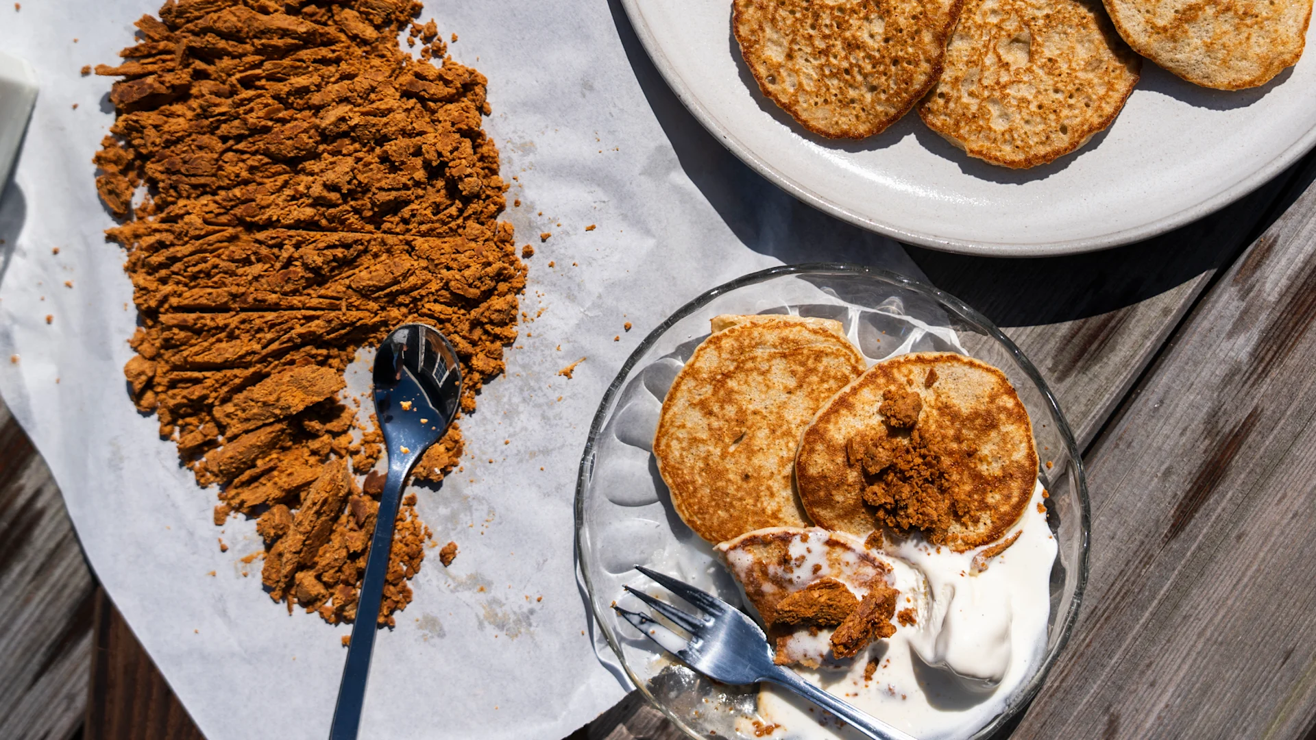 bananpandekager med karamelliseret hvid chokolade og is af vanilje