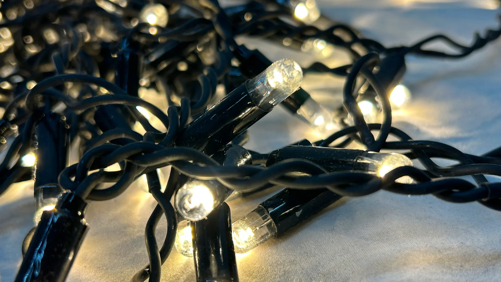 Julebelysning hos XL-BYG Lys julen op med smuk julebelysning fra XL-BYG. Vi har alt fra klassiske lyskæder og dekorative lanterner til udendørs julelys, der kan skabe hygge i haven og på facaden. 