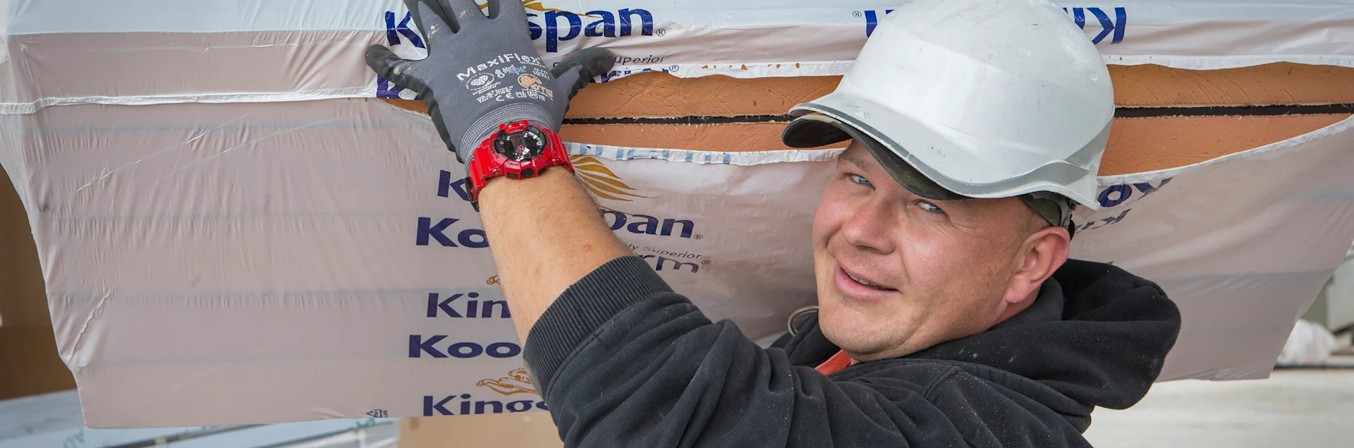 Kingspan Kooltherm isoleringsplader er fremstillet af hårdt fenolskum, har en fiberfri kerne og er meget lette i vægt. 