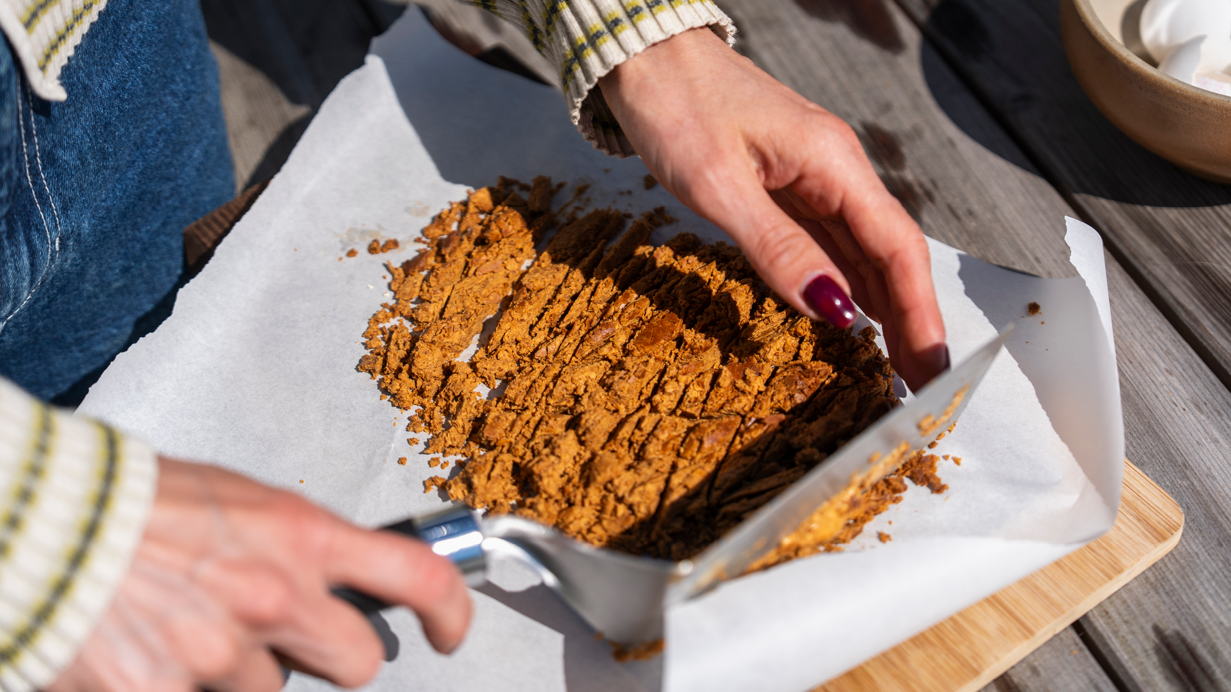 Hvid chokolade er karamelliseret og hakkes groft