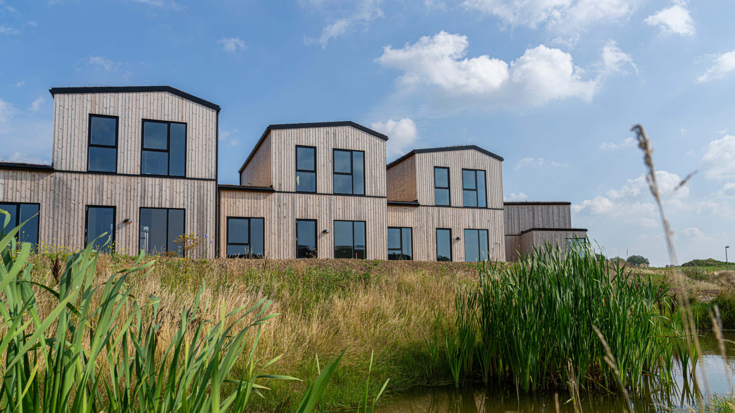 Plastmos store kvartrunde arkitekt-tagrende sidder helt tæt op ad facaden og er populær på huse uden udhæng.