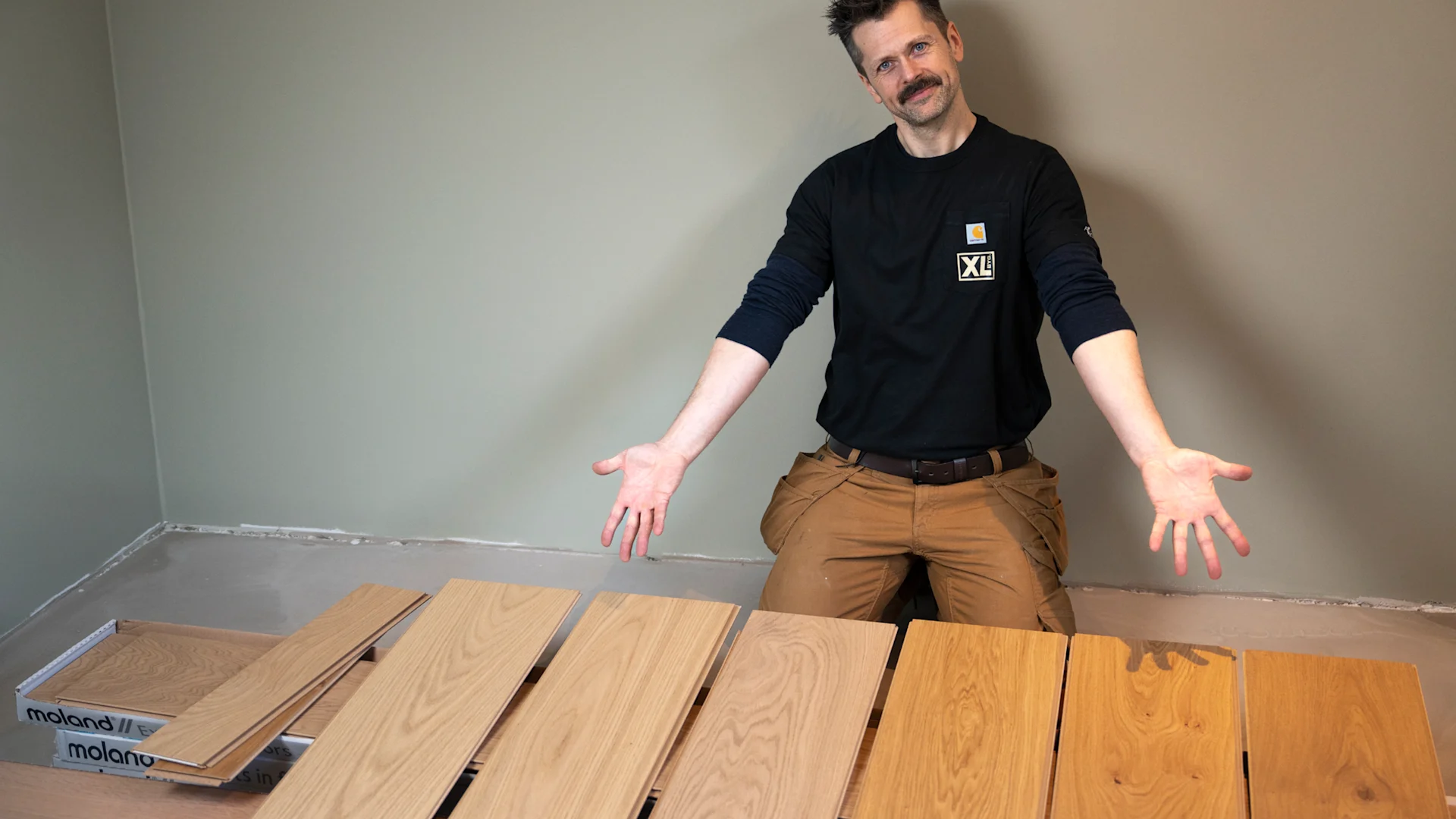 Jacob Carlsson viser gulvtyper