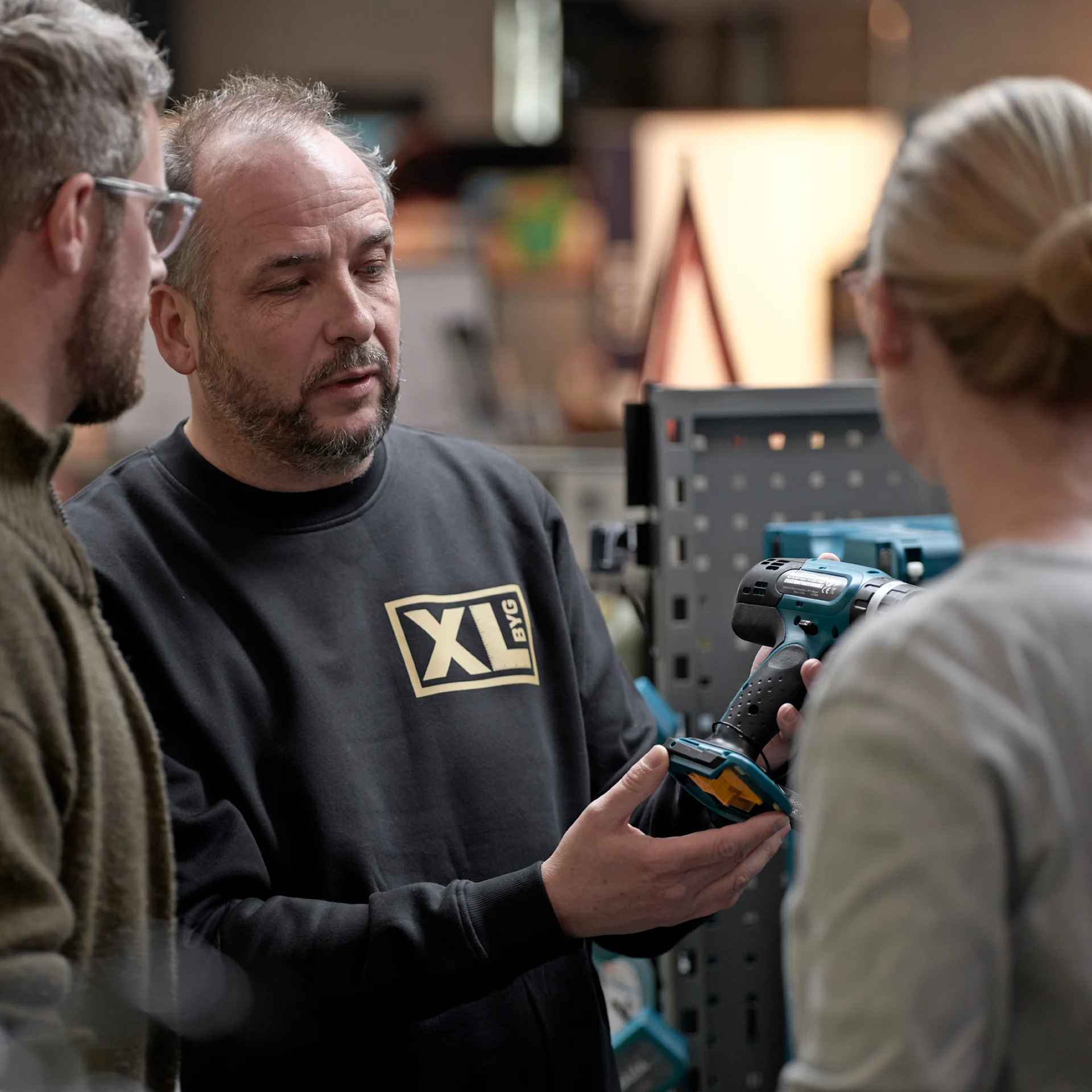 Undersøgelse gennemført af anerkendt analyseinstitut viser, at XL-BYG på femte år scorer højst på kunderådgivning i byggevarebranchen. XL-BYG tager nu kunderne på ordet og ændrer sit slogan til ”XL-BYG gør det ordentligt”.