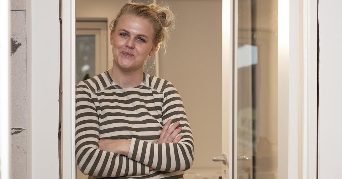 Christine Delmar monterer lydisolerende dør • XL-BYG
