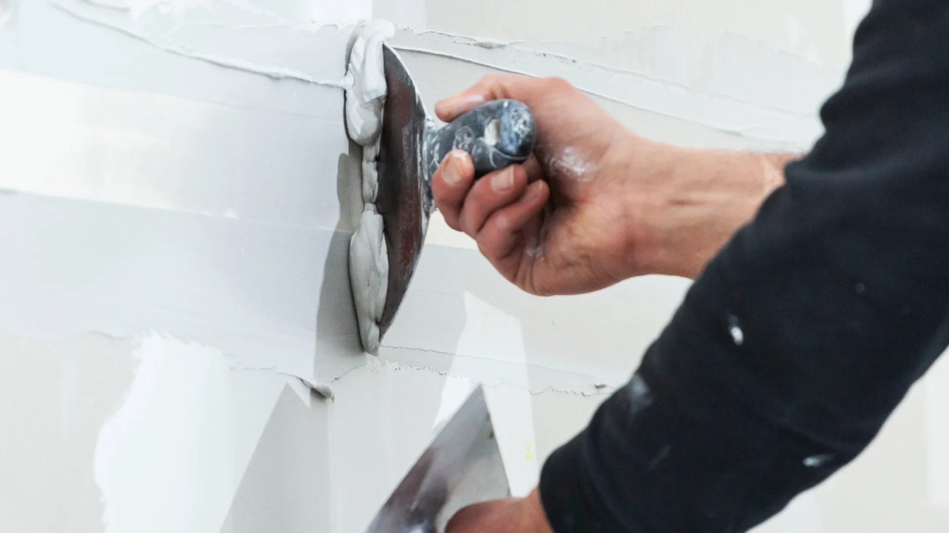 Flot gipsvæg med stærke samlinger