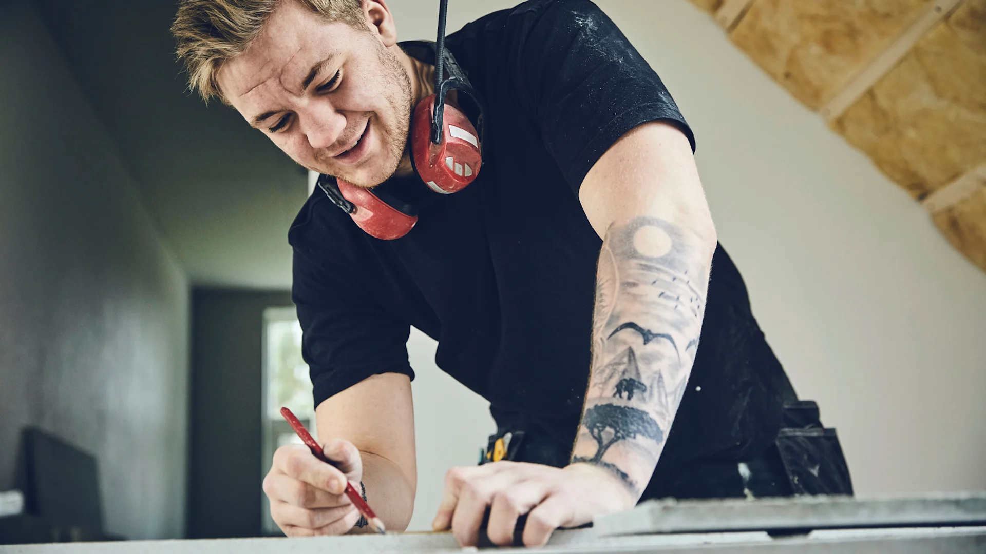 Håndværker tilpasser swisspearl plade