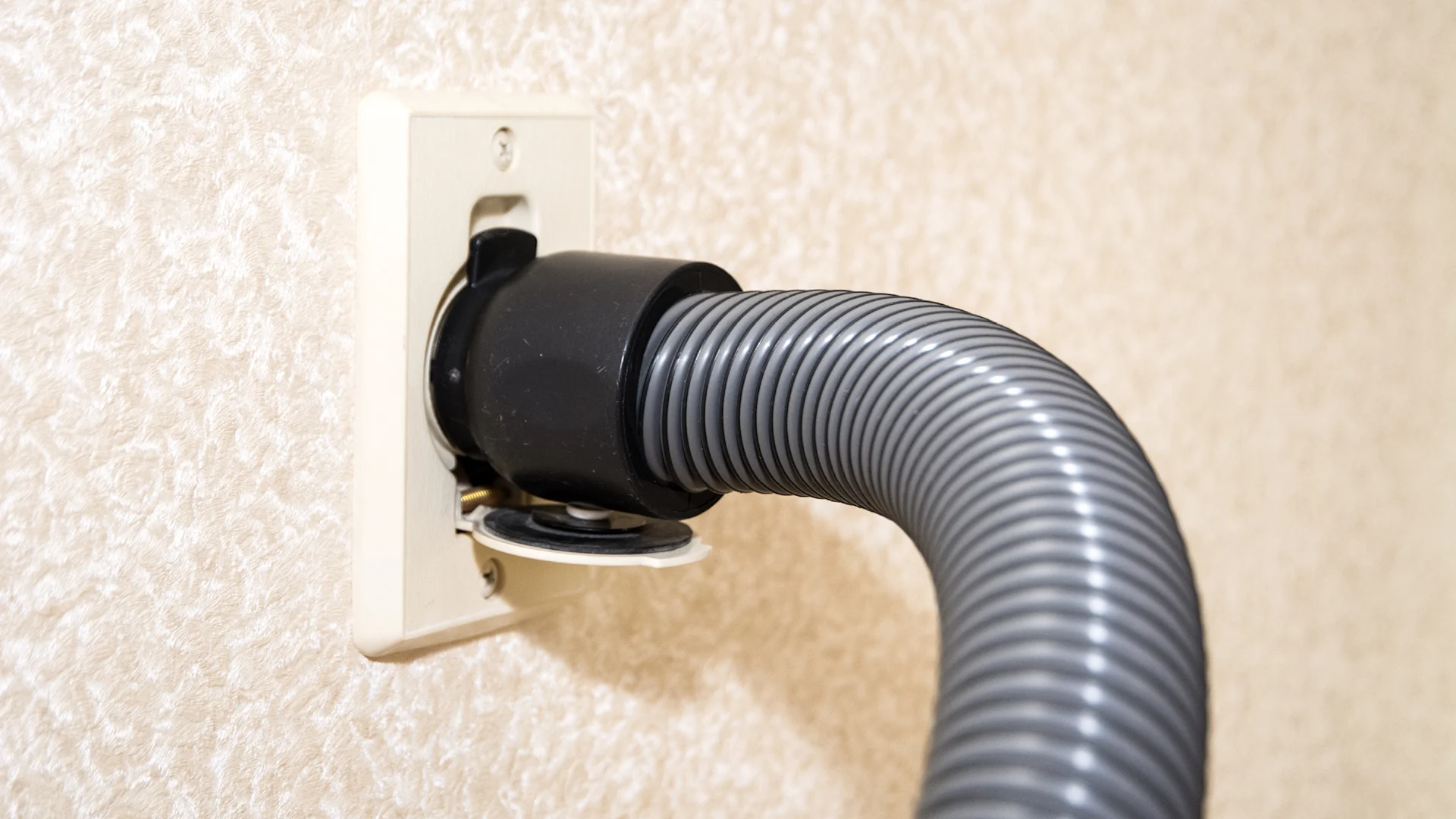 Med Frithiof støvsugning bliver det en fornøjelse at gøre rent. Systemet er baseret på en centralstøvsuger, der er installeret og gemt af vejen på enten loft, i garage eller kælder.