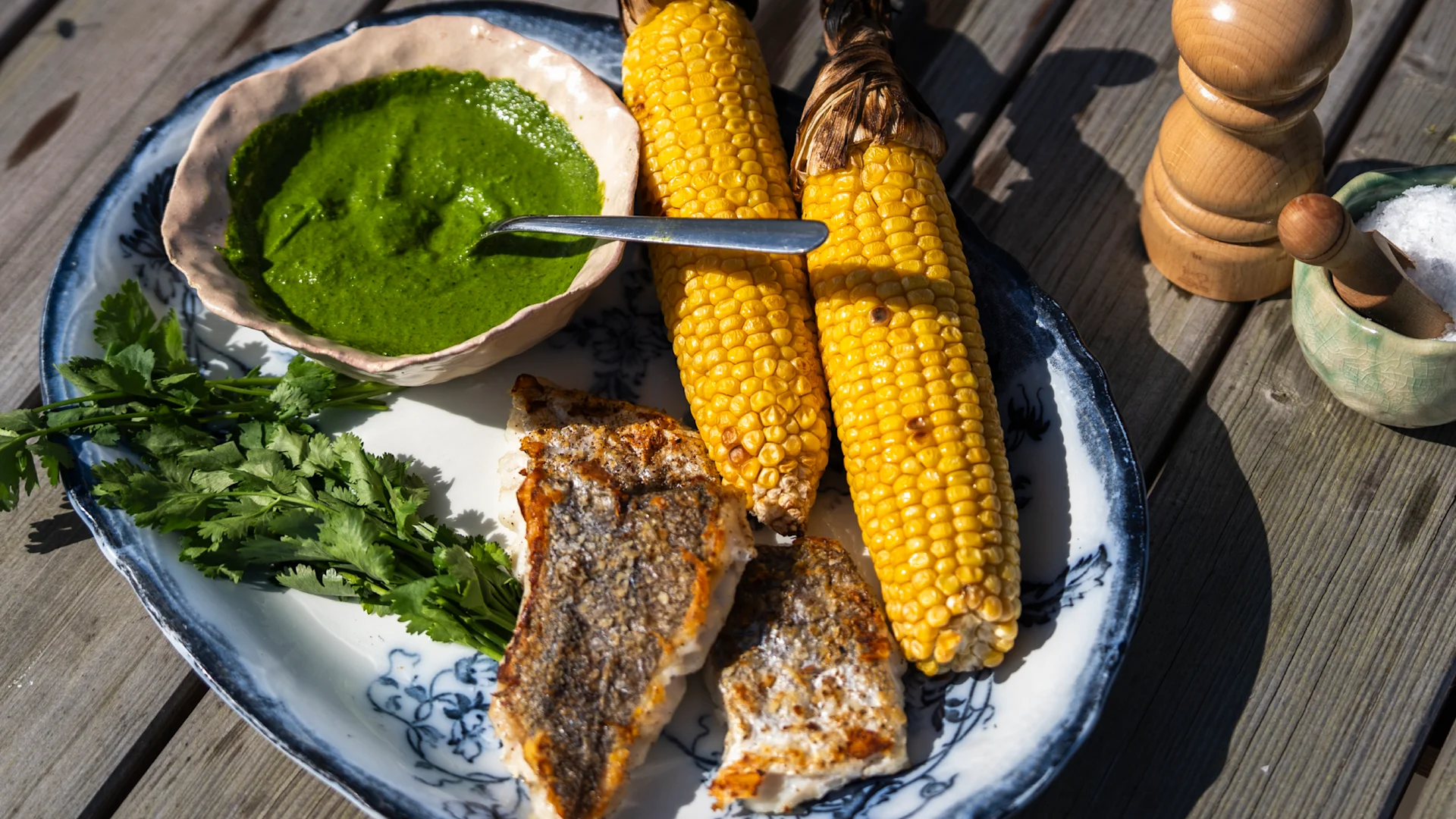 stegt fisk og majs med mojo verde