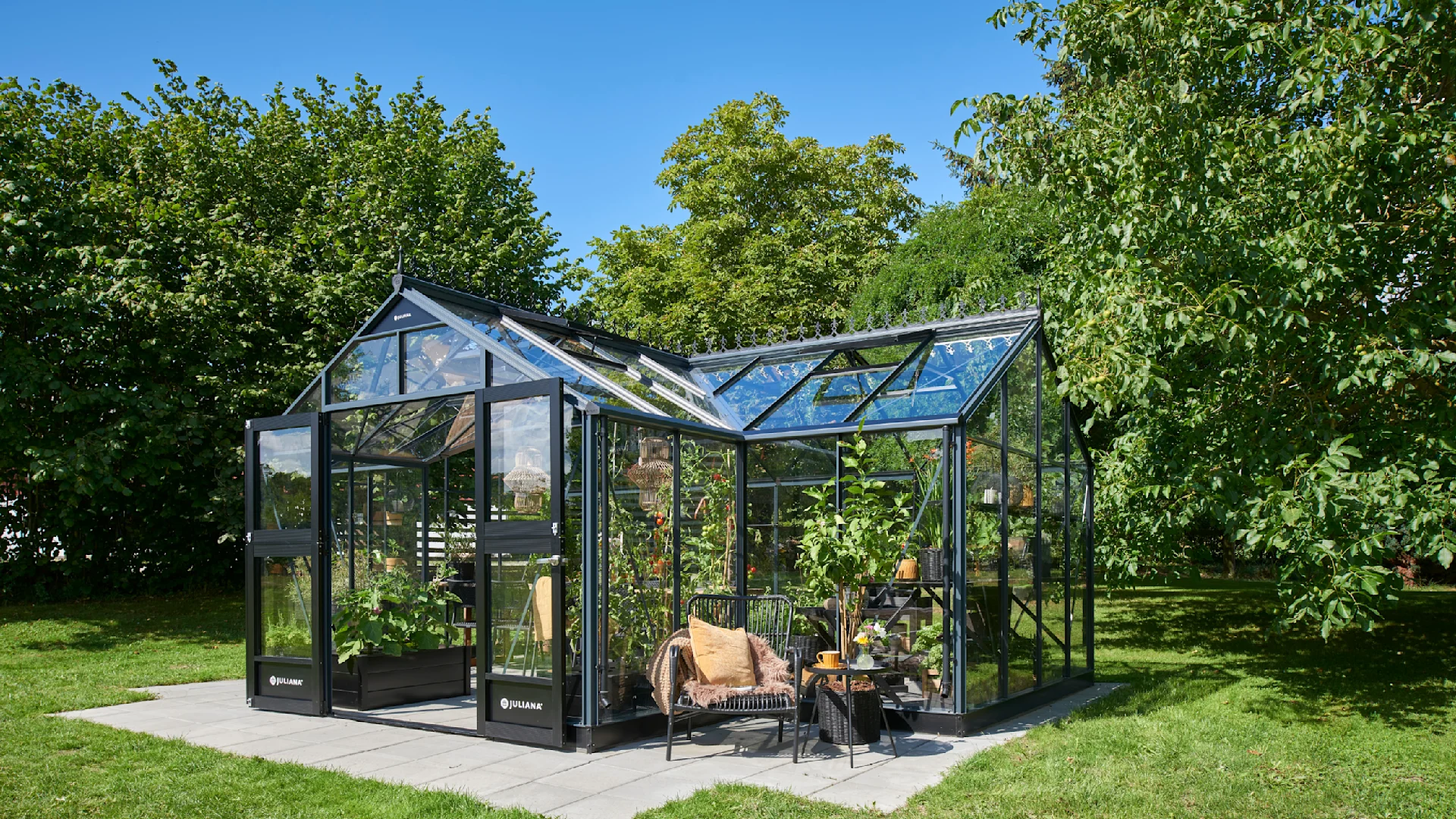 Et Juliana orangeri er det perfekte valg, hvis du drømmer om at kombinere dyrkning og afslapning. De høje glaspartier, elegante profiler og den lyse atmosfære skaber en unik ramme for både planter og hyggelige stunder med familie og venner. 