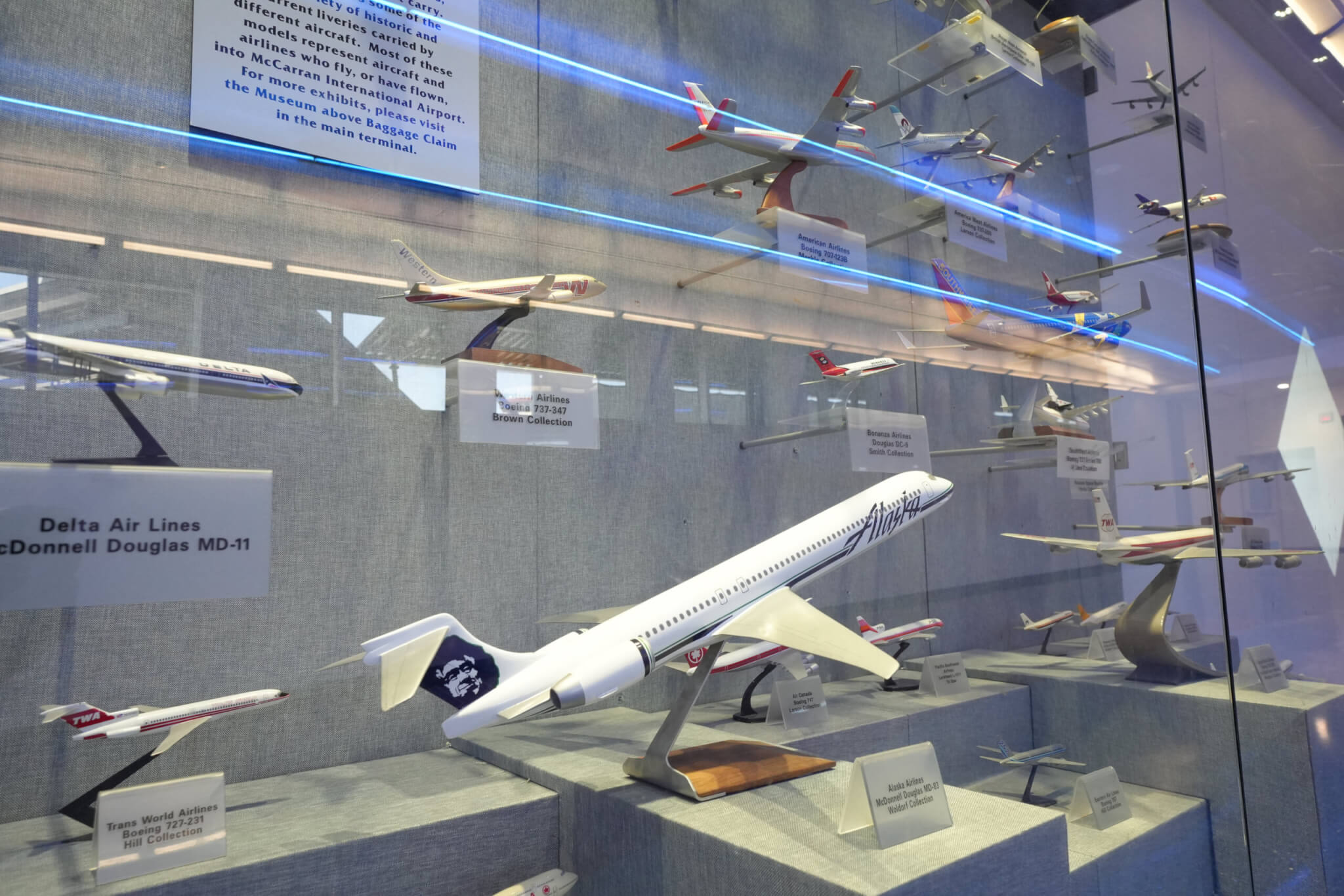 8-Airplane-Display-Case-2-scaled