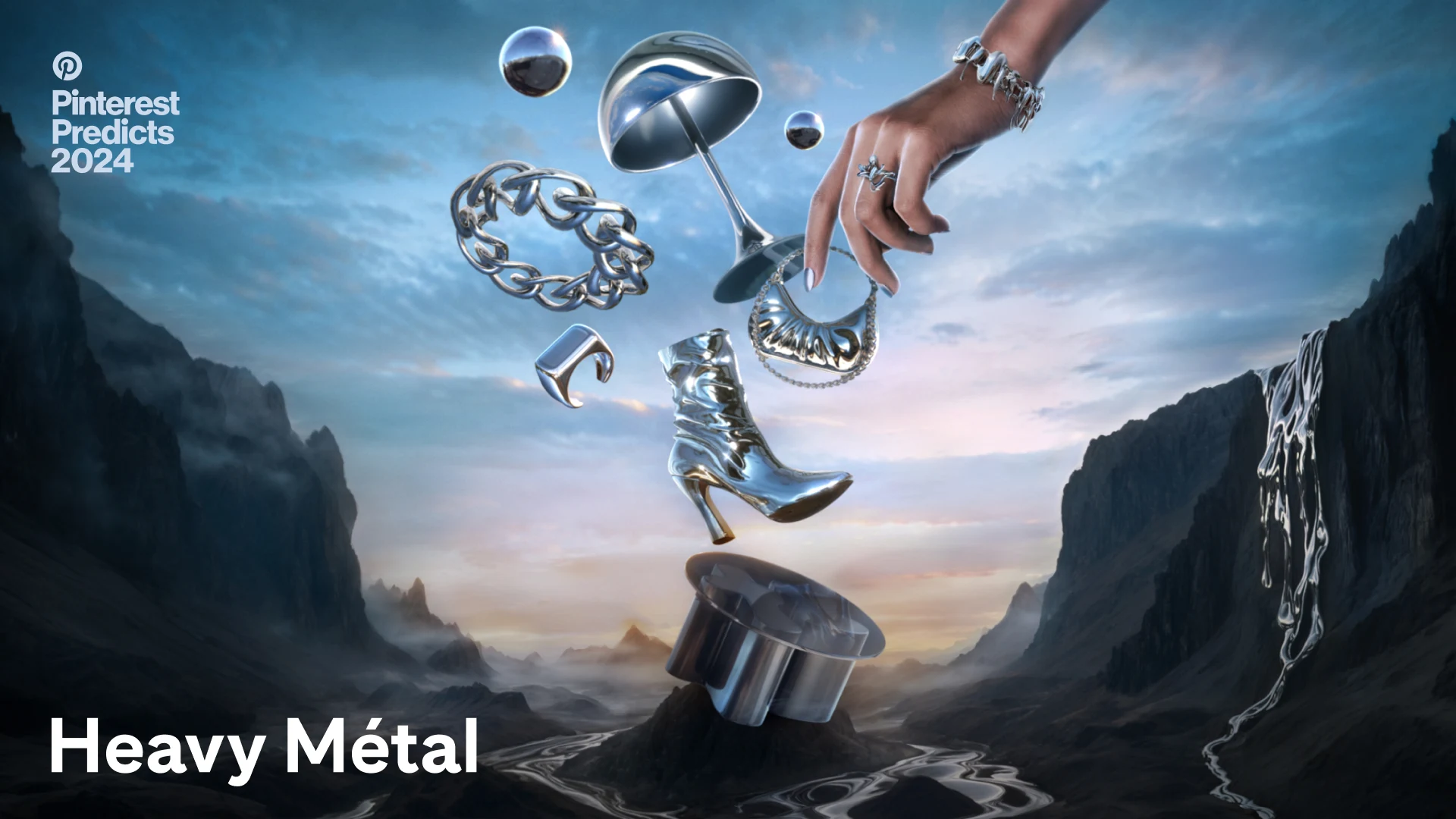 une cascade et une rivière de métal liquide sont la toile de fond d'objets métalliques comme une botte, des bagues, des bracelets, un sac à main, des sphères, une lampe de table et de bureau