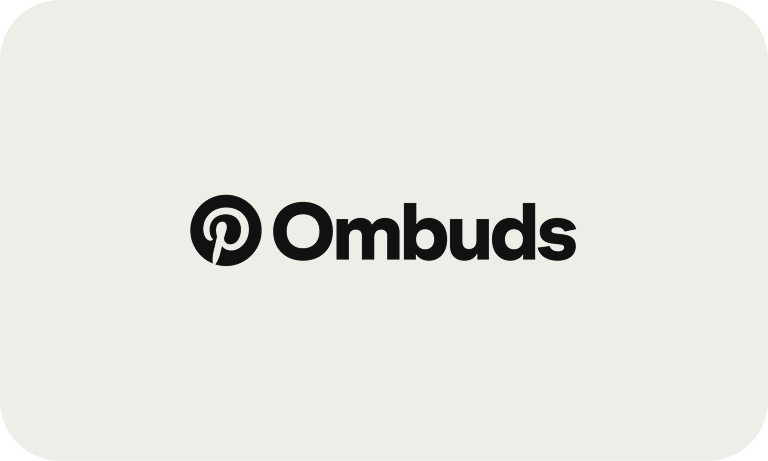 Le logo Pinterest et le mot « Ombuds » sont écrits en noir sur fond gris. 