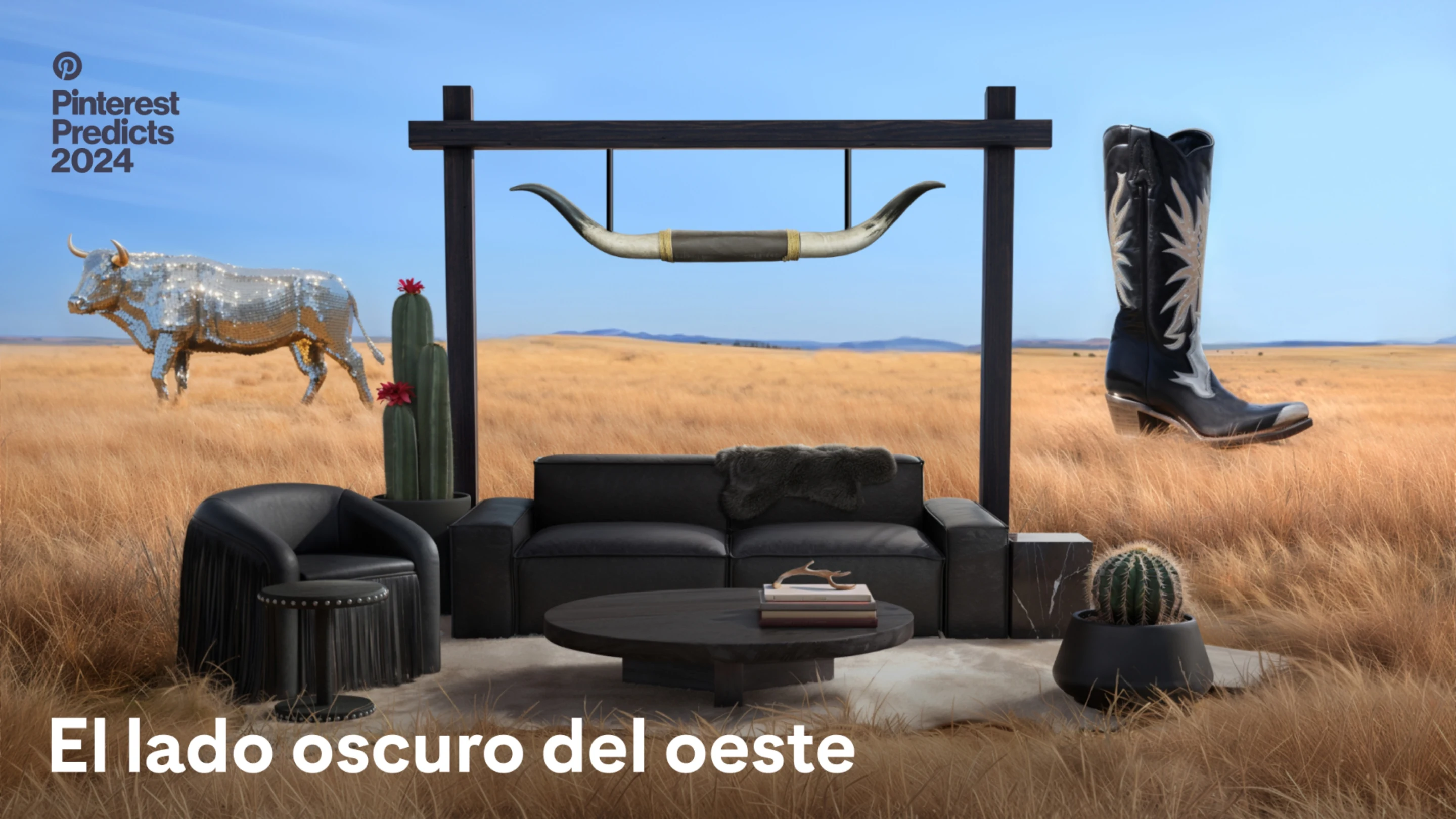sofá de cuero negro y decoración en un campo con cactus, un letrero de estilo occidental, una gran bota campestre negra y un toro plateado brillante