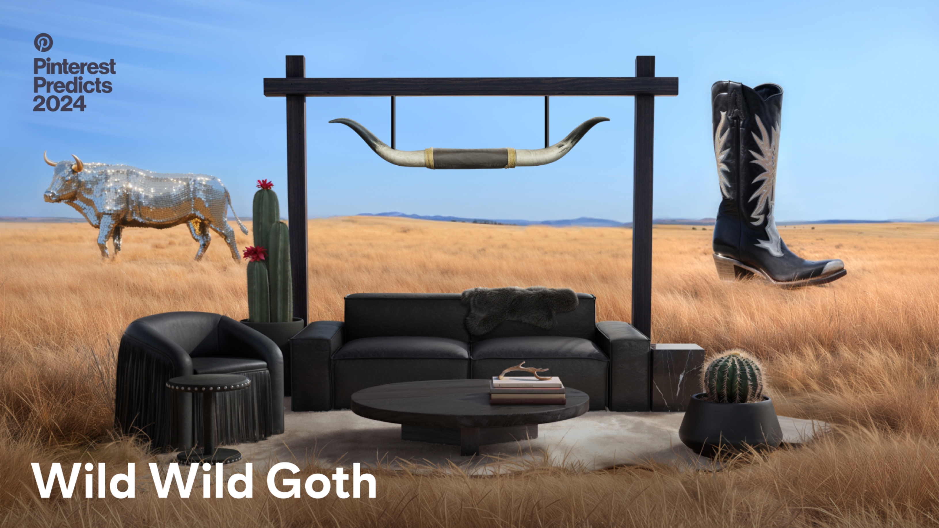Schwarze Ledercouch und Dekor auf einem Feld mit Kakteen, einem Schild im Western-Stil, einem großen schwarzen Country-Stiefel und einem silbern schimmernden Stier